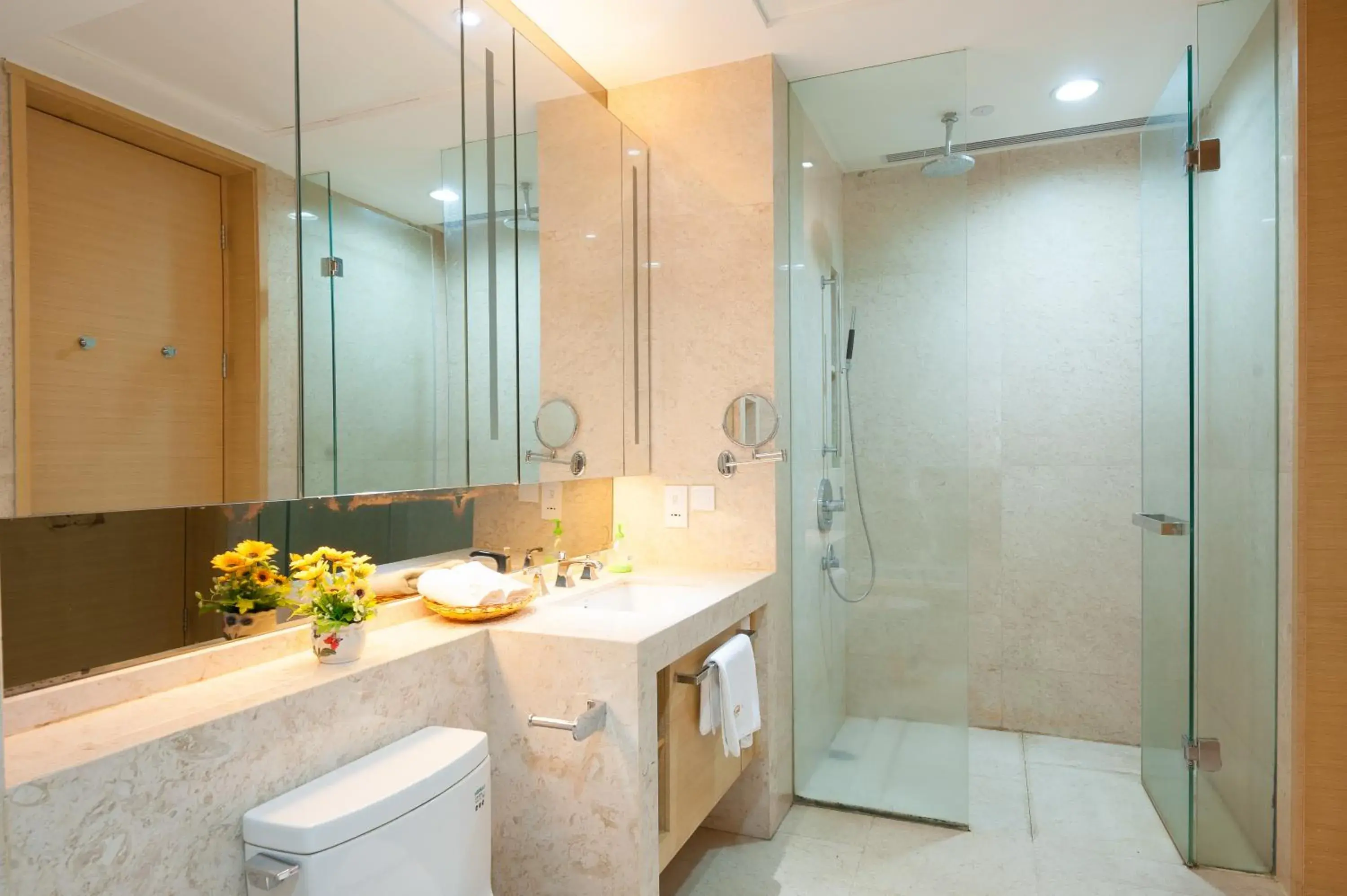 Shower, Bathroom in Yicheng Pazhou Poly World Trade Centre Apartment