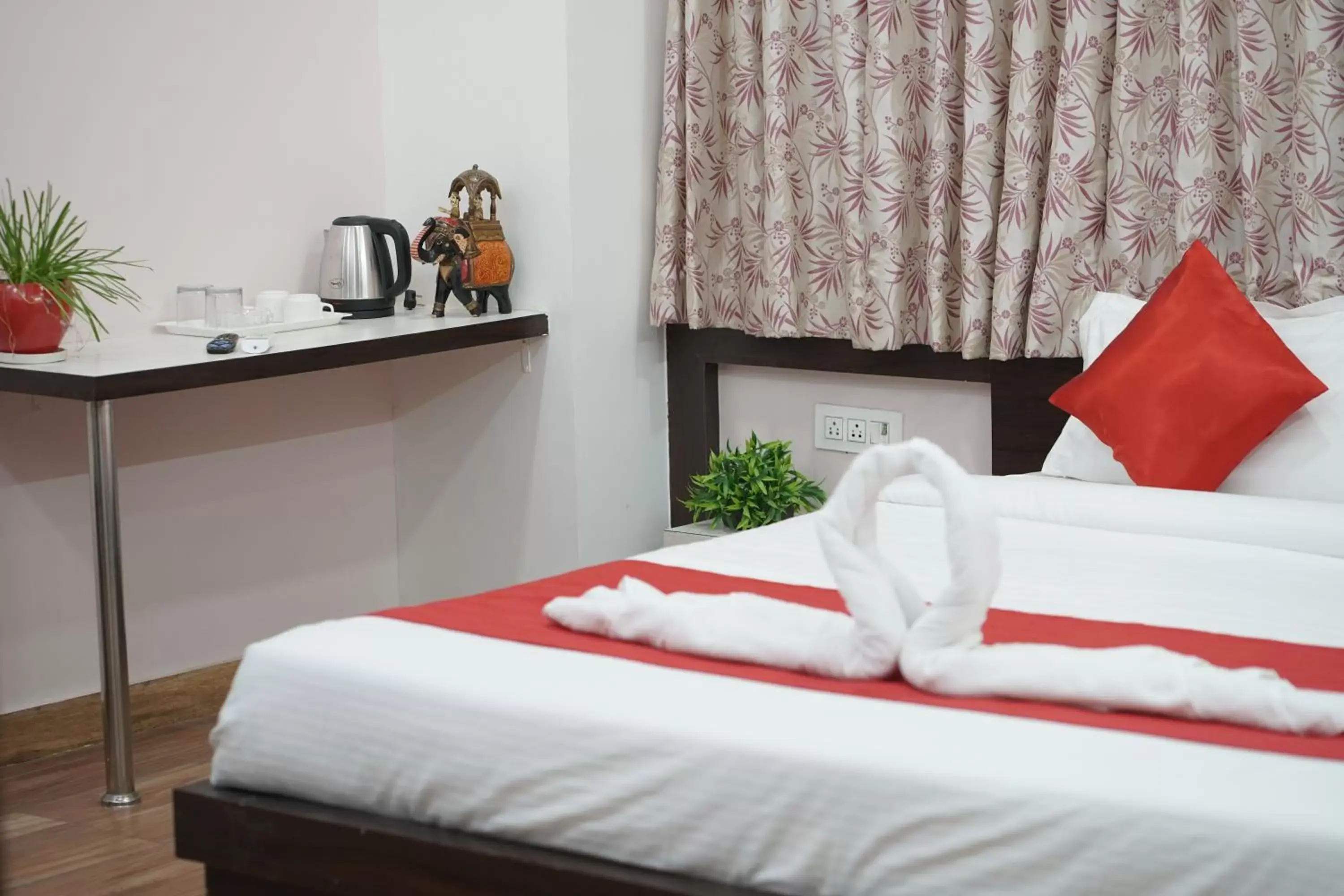 Property building, Bed in Hotel Silver Cloud Property building, Bed in Hotel Silver Cloud