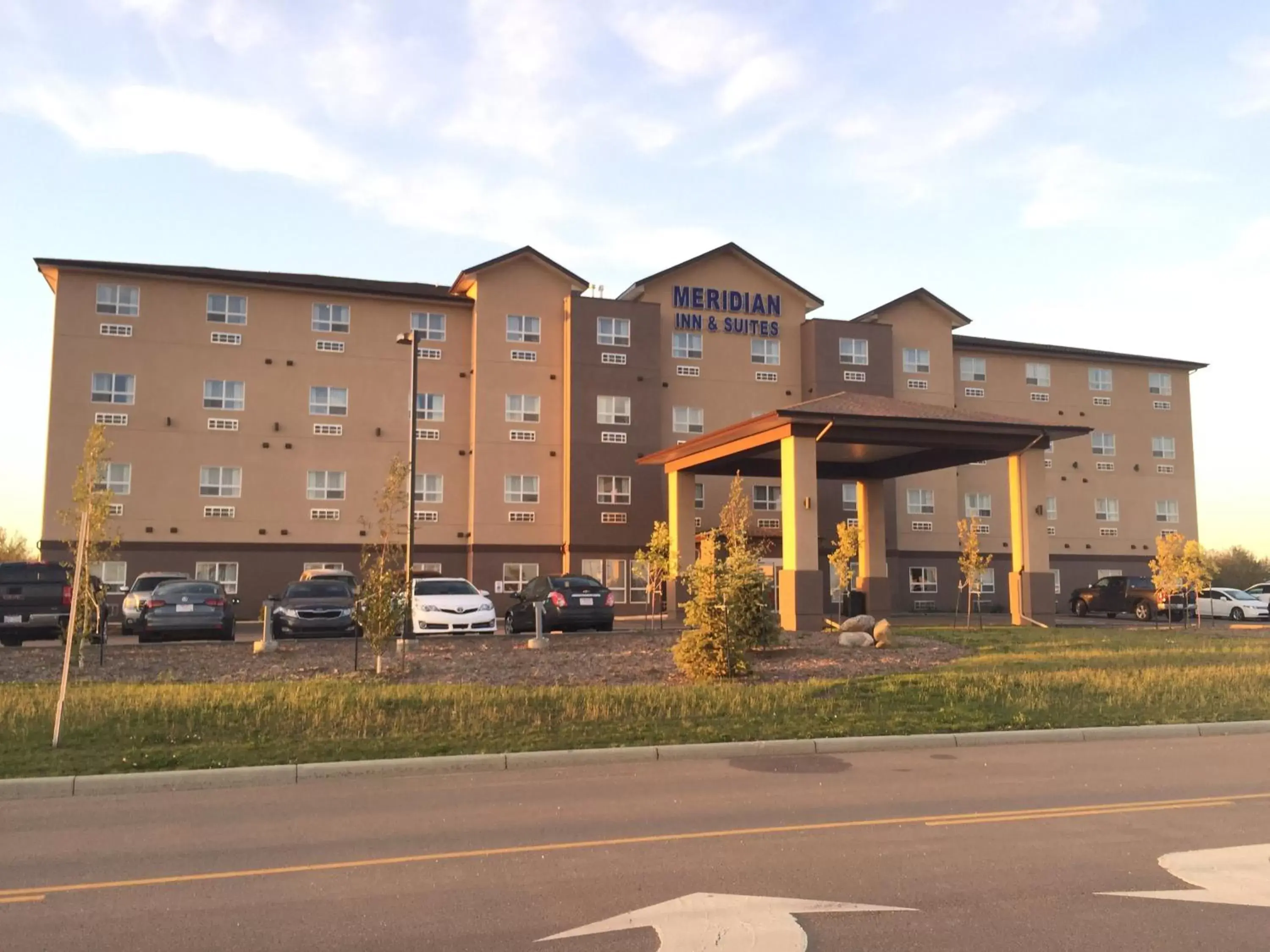 Facade/entrance, Property Building in Meridian Inn & Suites Lloydminster