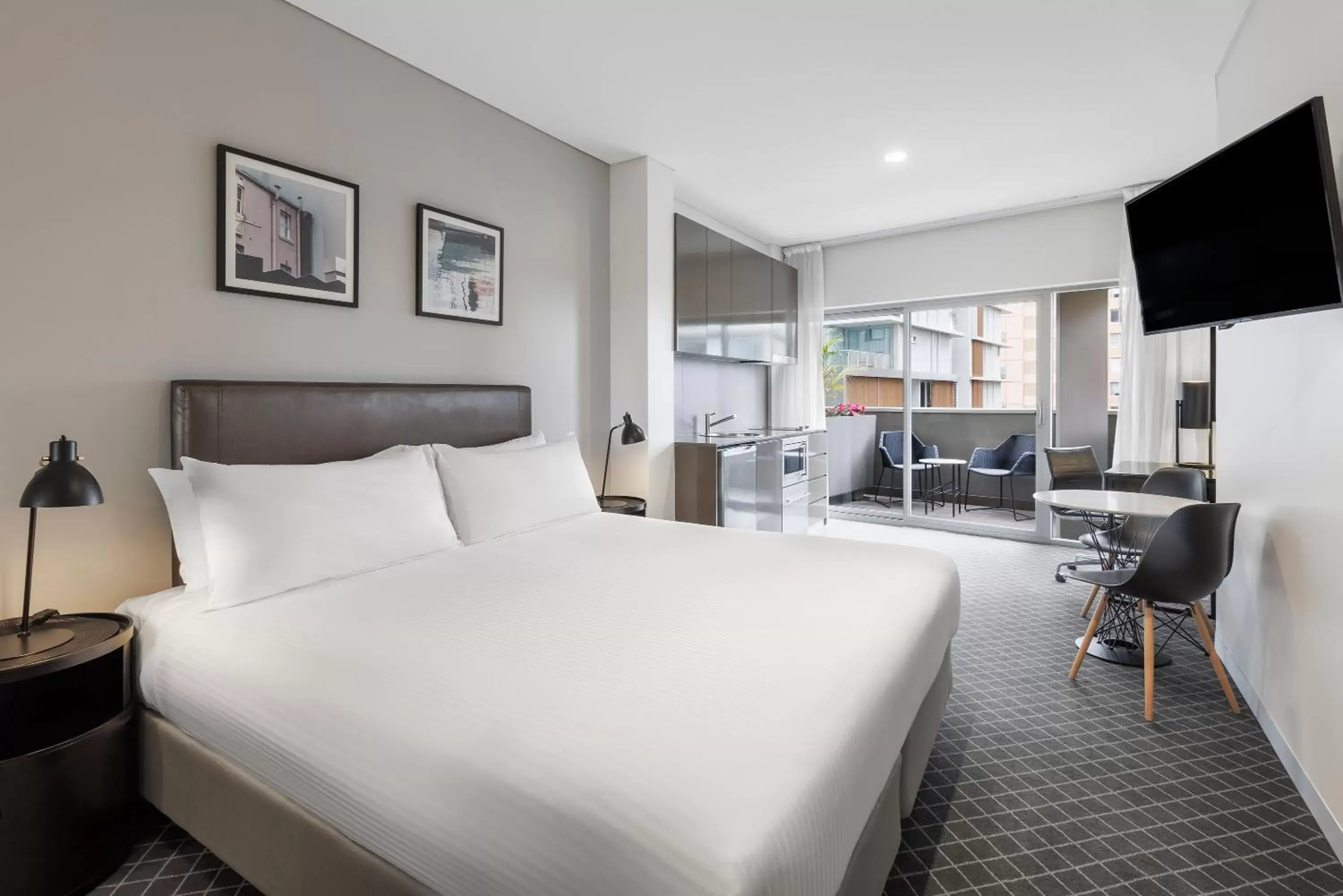 Bed in Holiday Inn & Suites Sydney Bondi Junction, an IHG Hotel