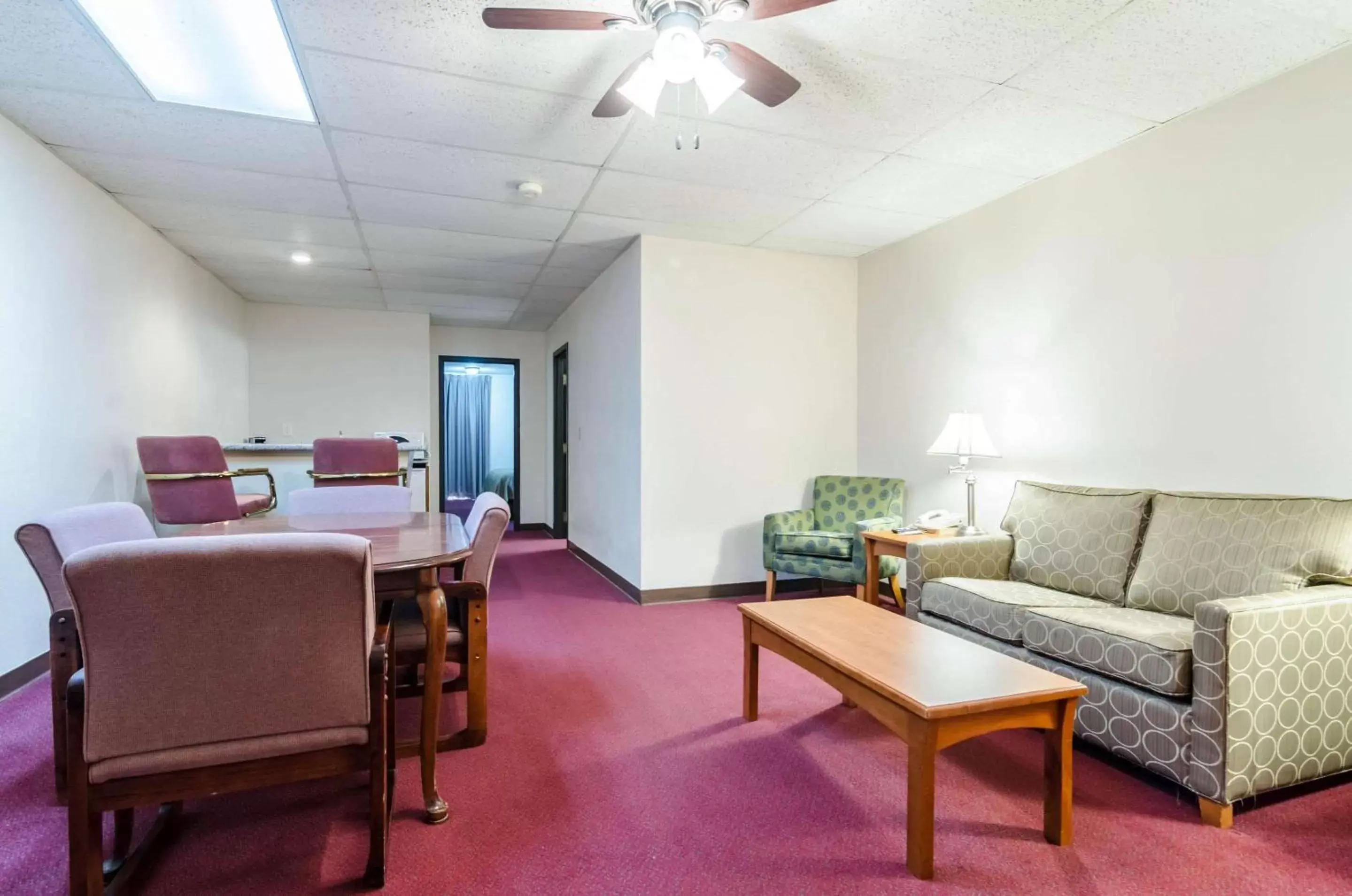 Photo of the whole room, Seating Area in Quality Inn & Suites Salina