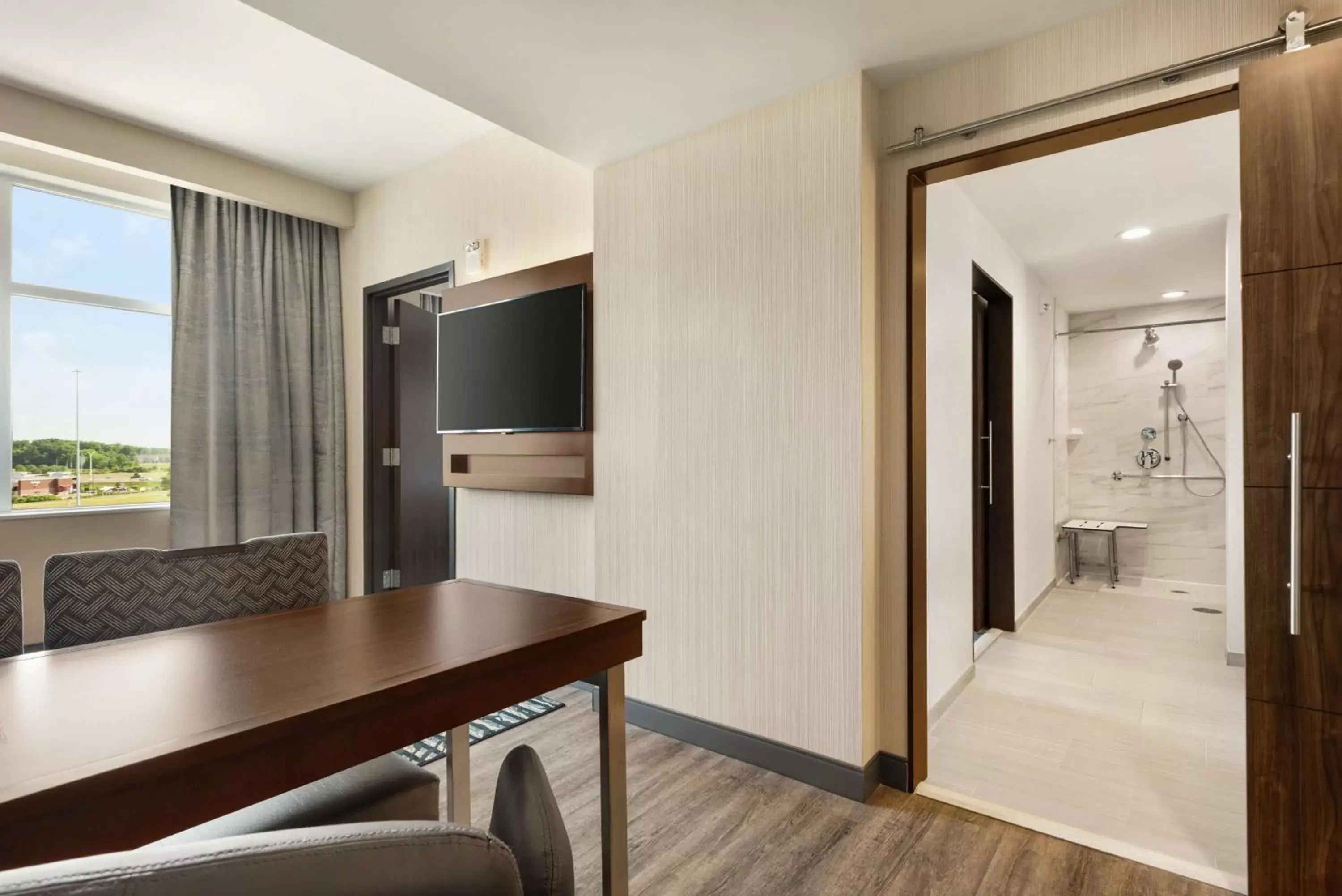 Bedroom, TV/Entertainment Center in Embassy Suites By Hilton Noblesville Indianapolis Conv Ctr