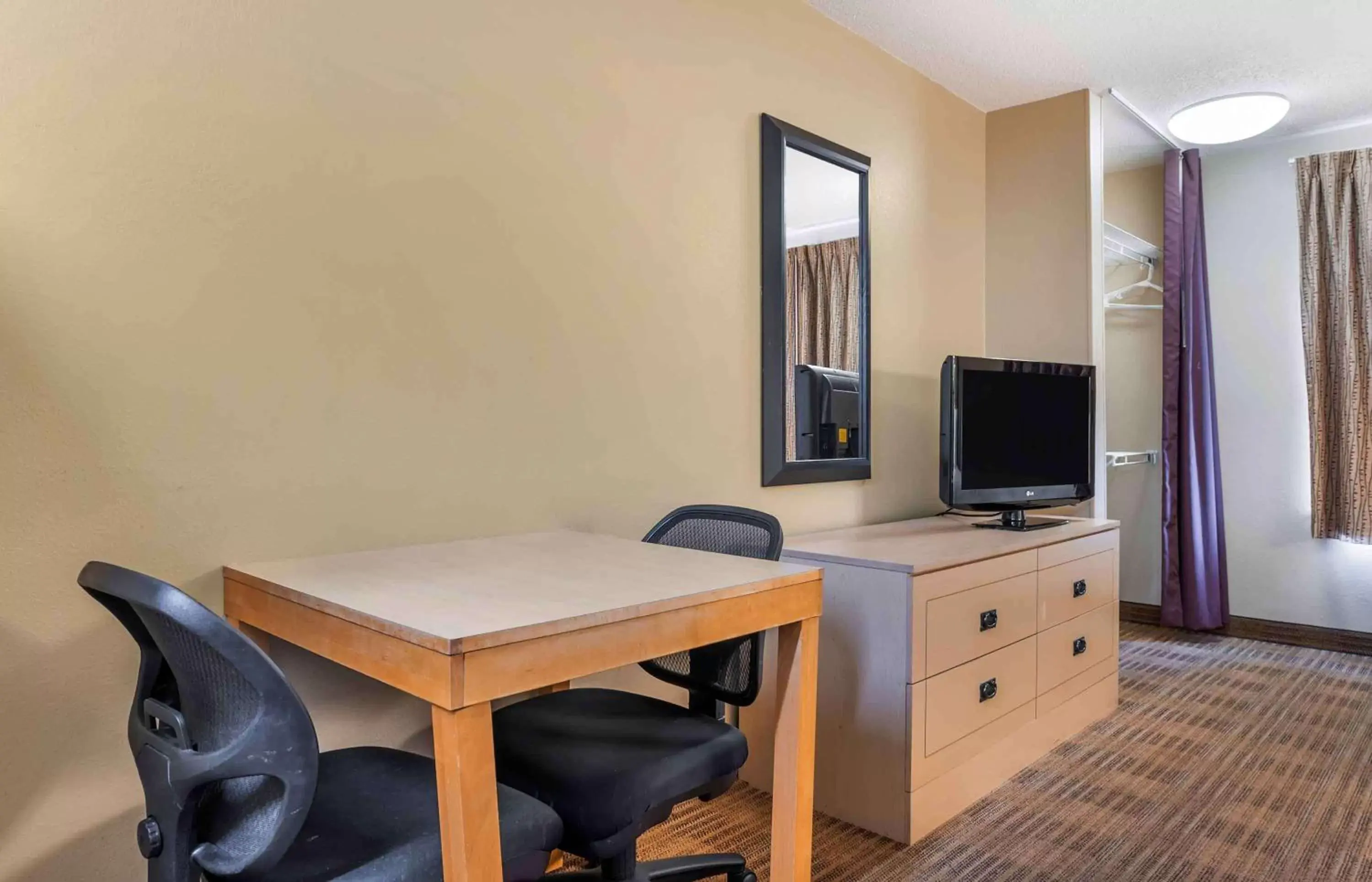 Bedroom, TV/Entertainment Center in Extended Stay America Suites - Cincinnati - Blue Ash - Kenwood Road