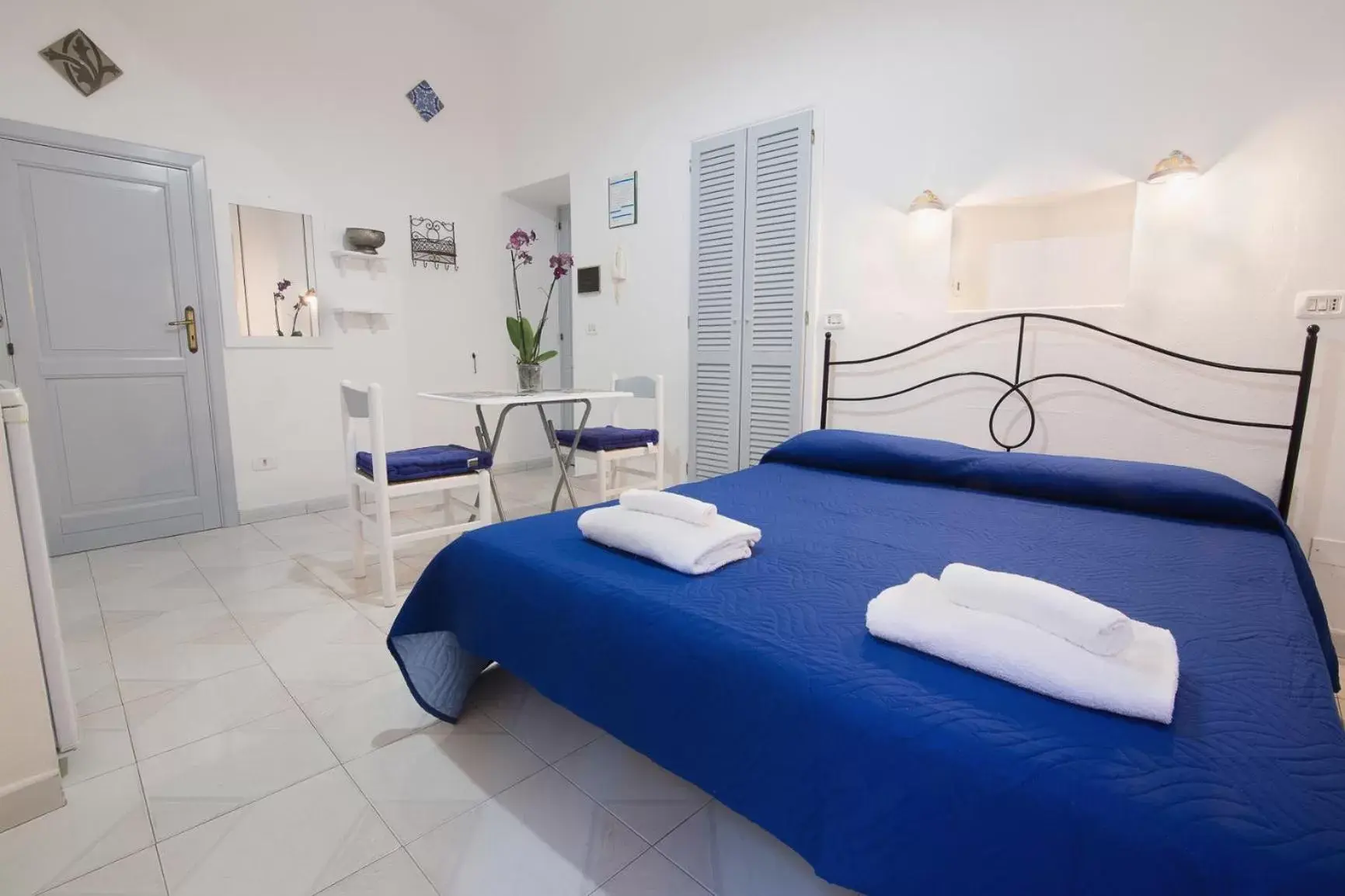 Property building, Bed in Lo Nardo Accommodation