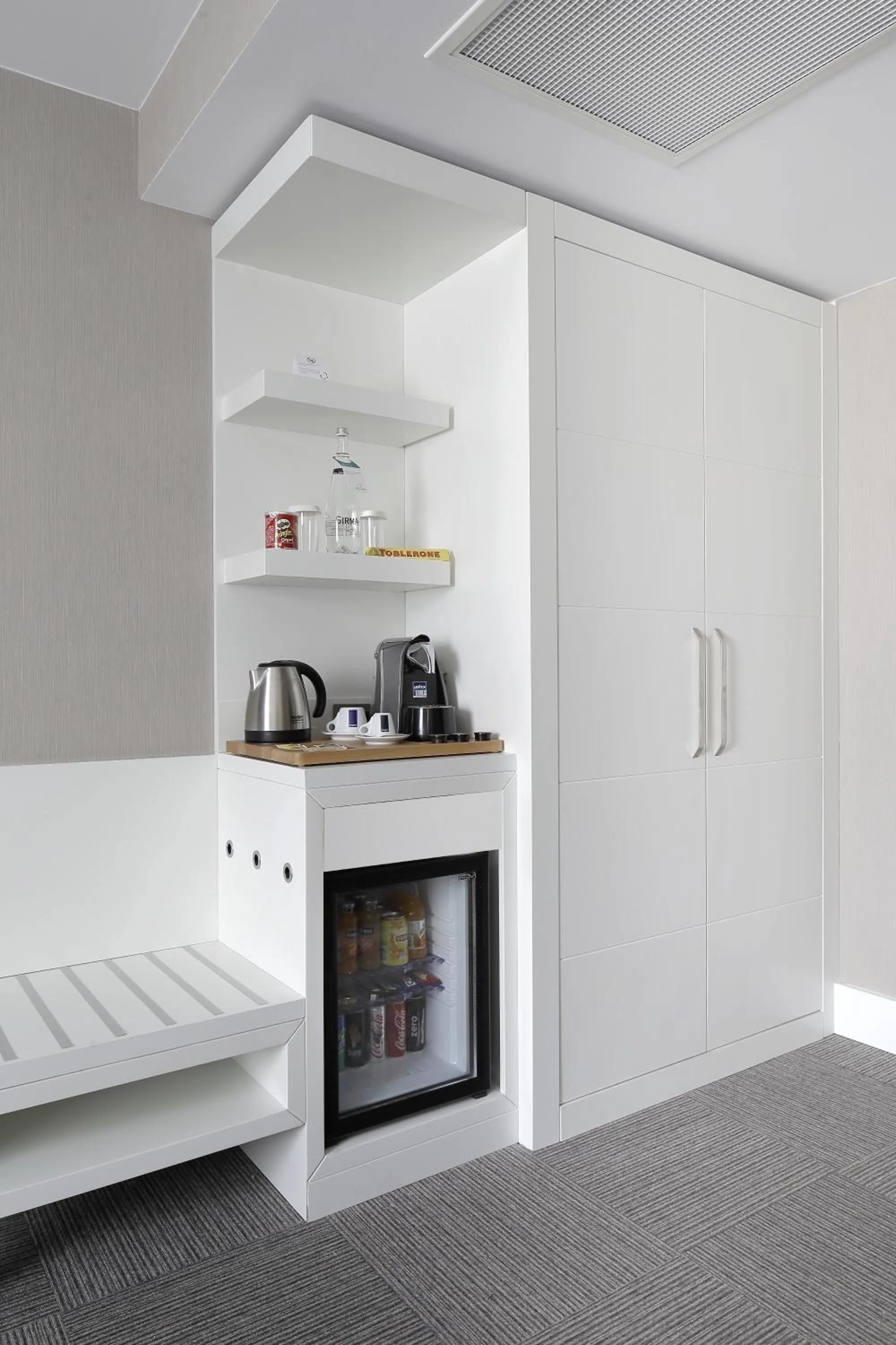 Coffee/tea facilities, Bed in Mia Berre Hotels