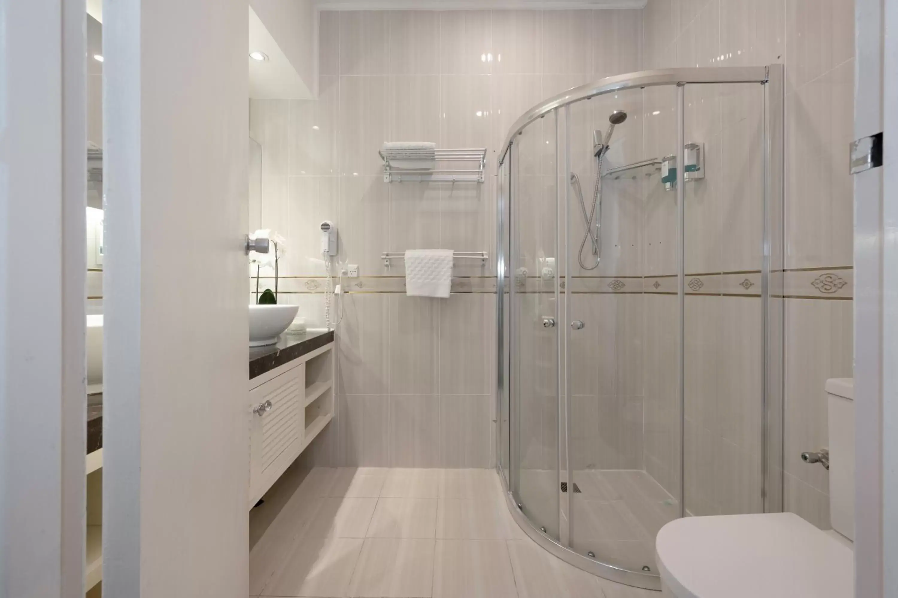 Shower, Bathroom in Adelaide Granada Motor Inn