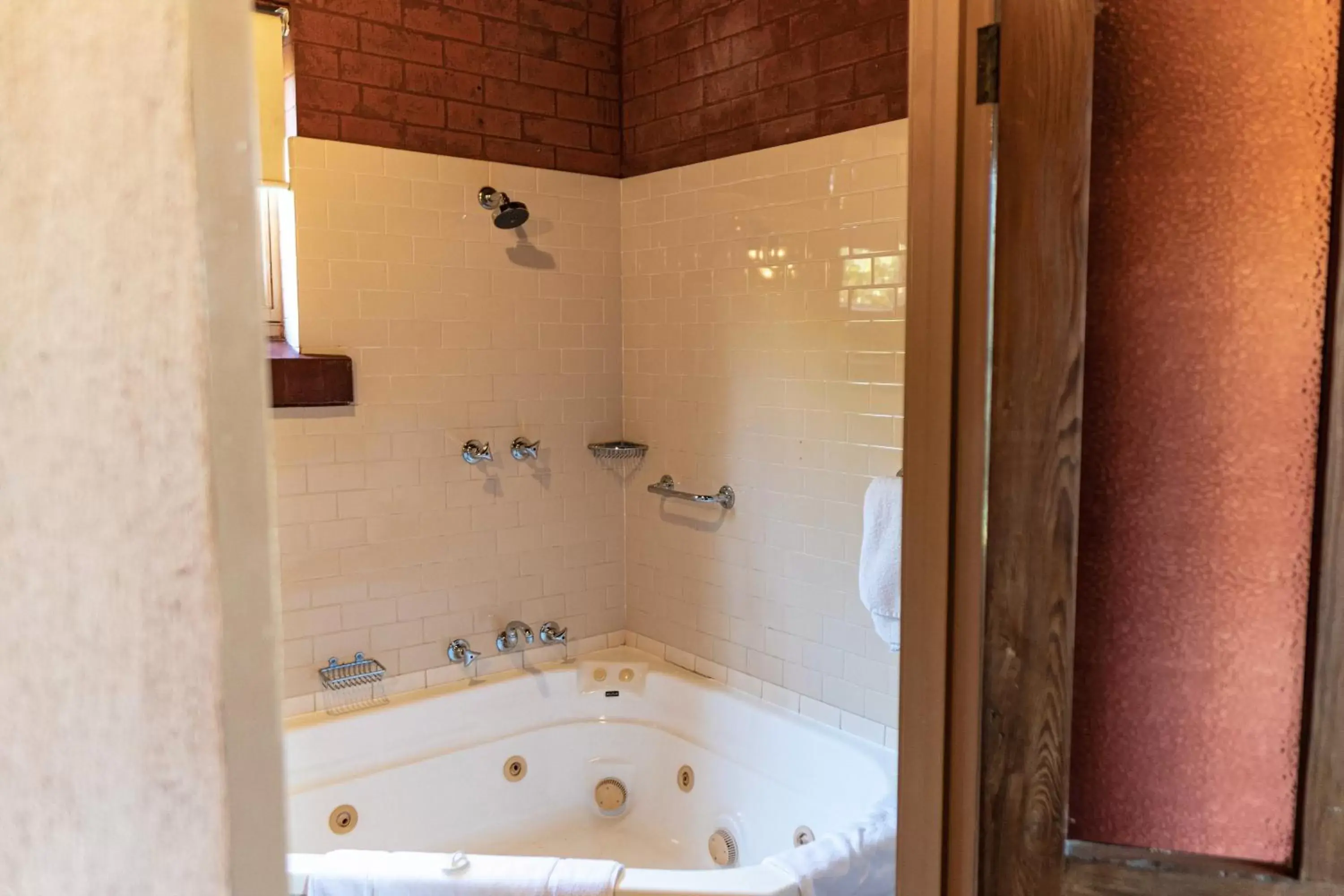 Hot Tub, Bathroom in Buxton Manor