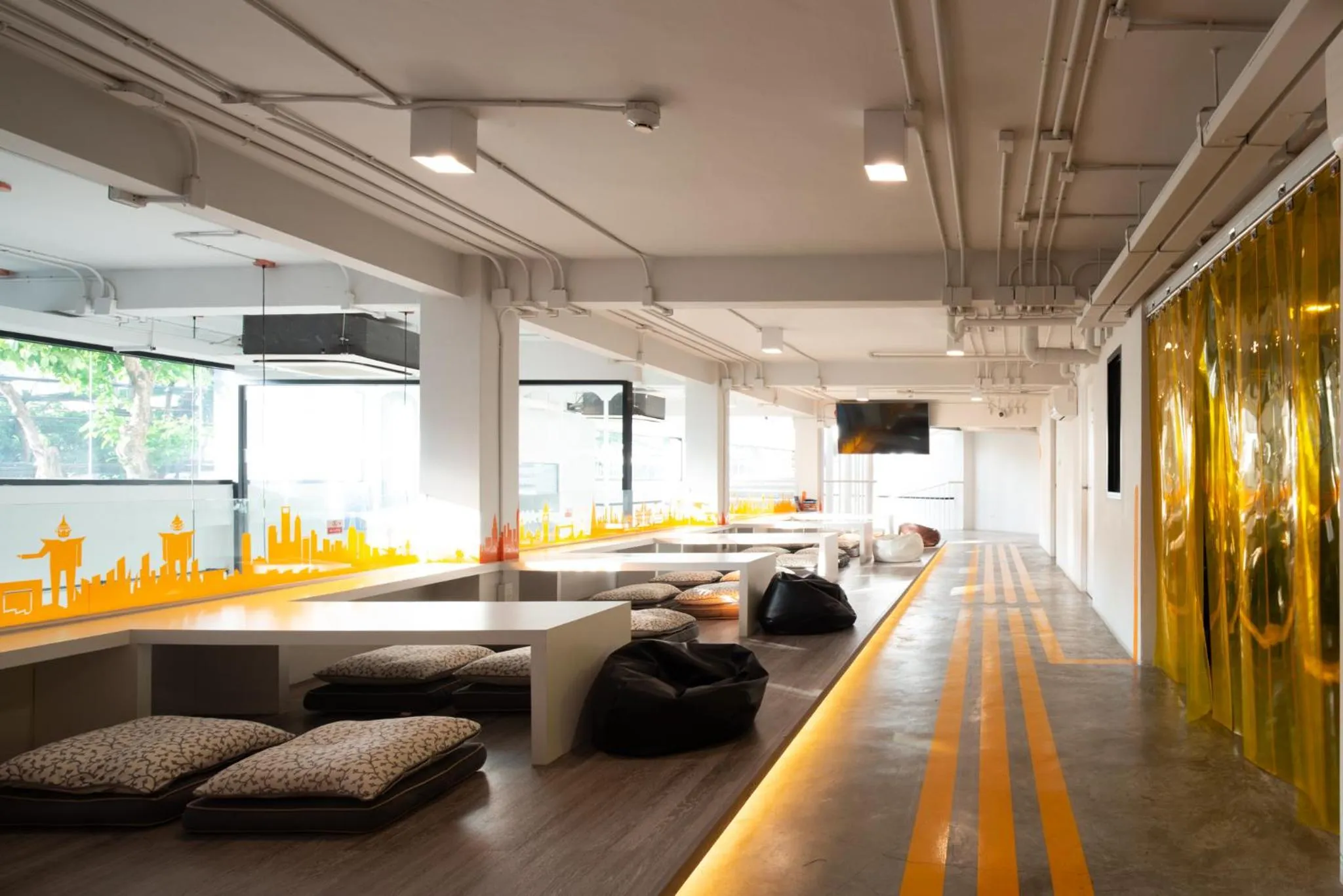 Communal lounge/ TV room, Bed in Yaks House Hostel