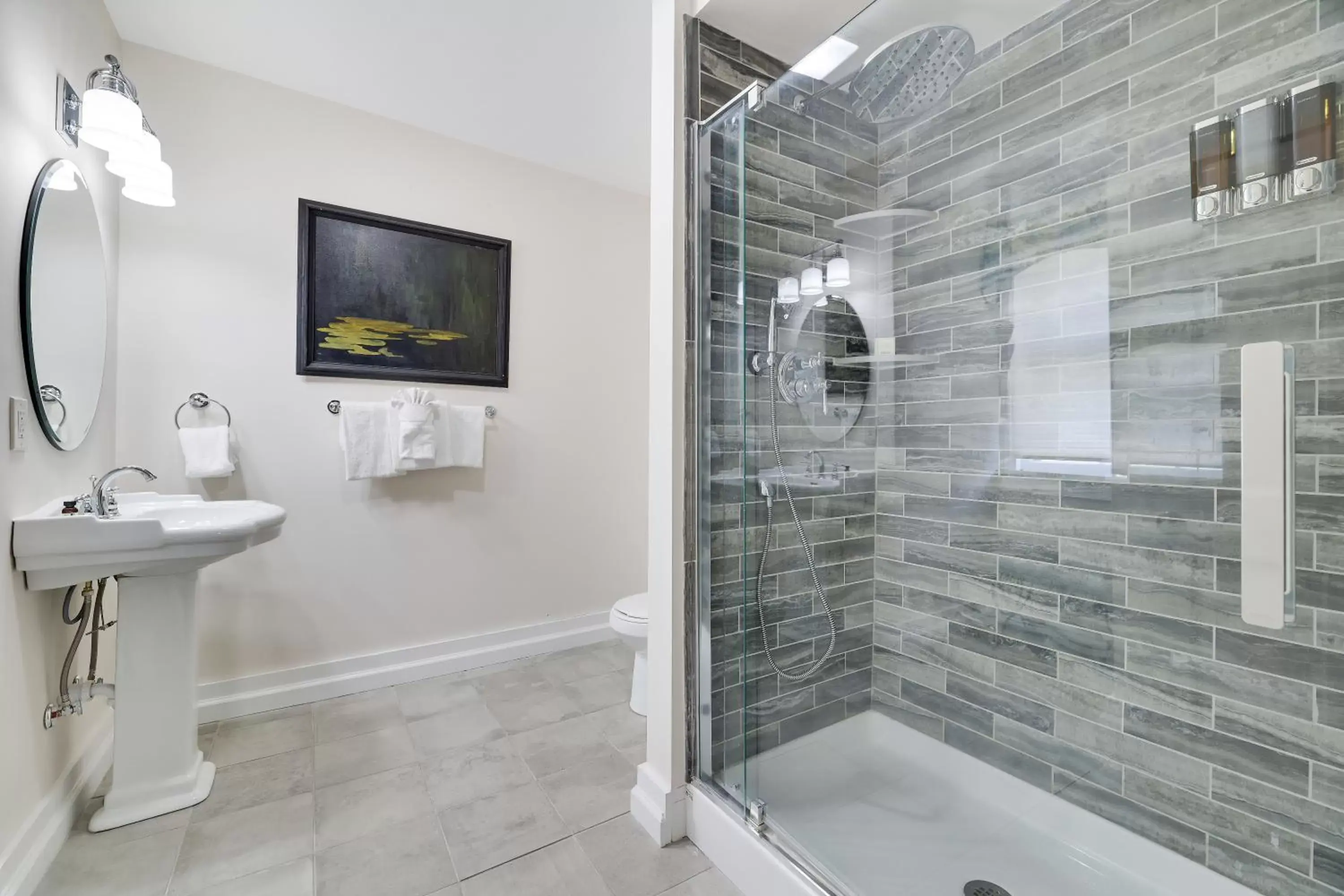 Shower, Bathroom in Tom Quick Inn