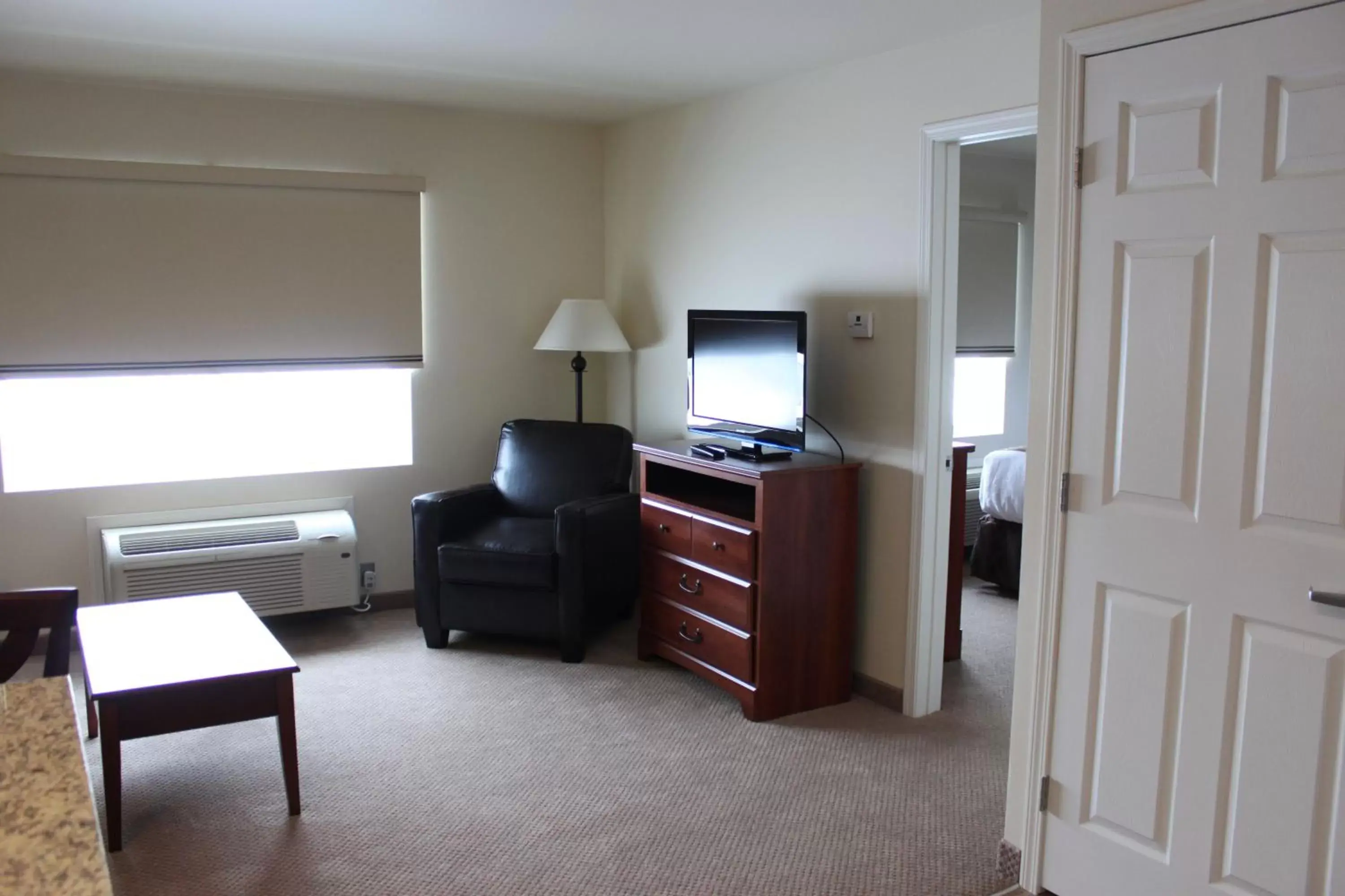 Day, TV/Entertainment Center in Extended Stay Americas Suites - Minot