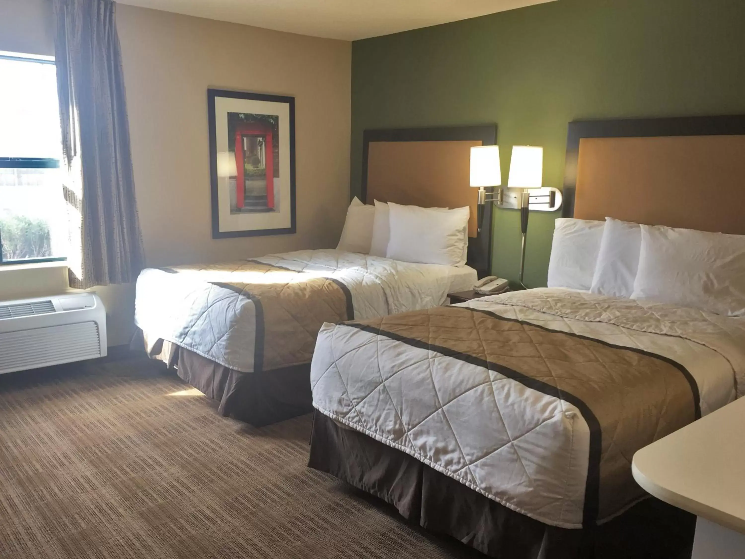 Bed in Extended Stay America Suites - Detroit - Madison Heights