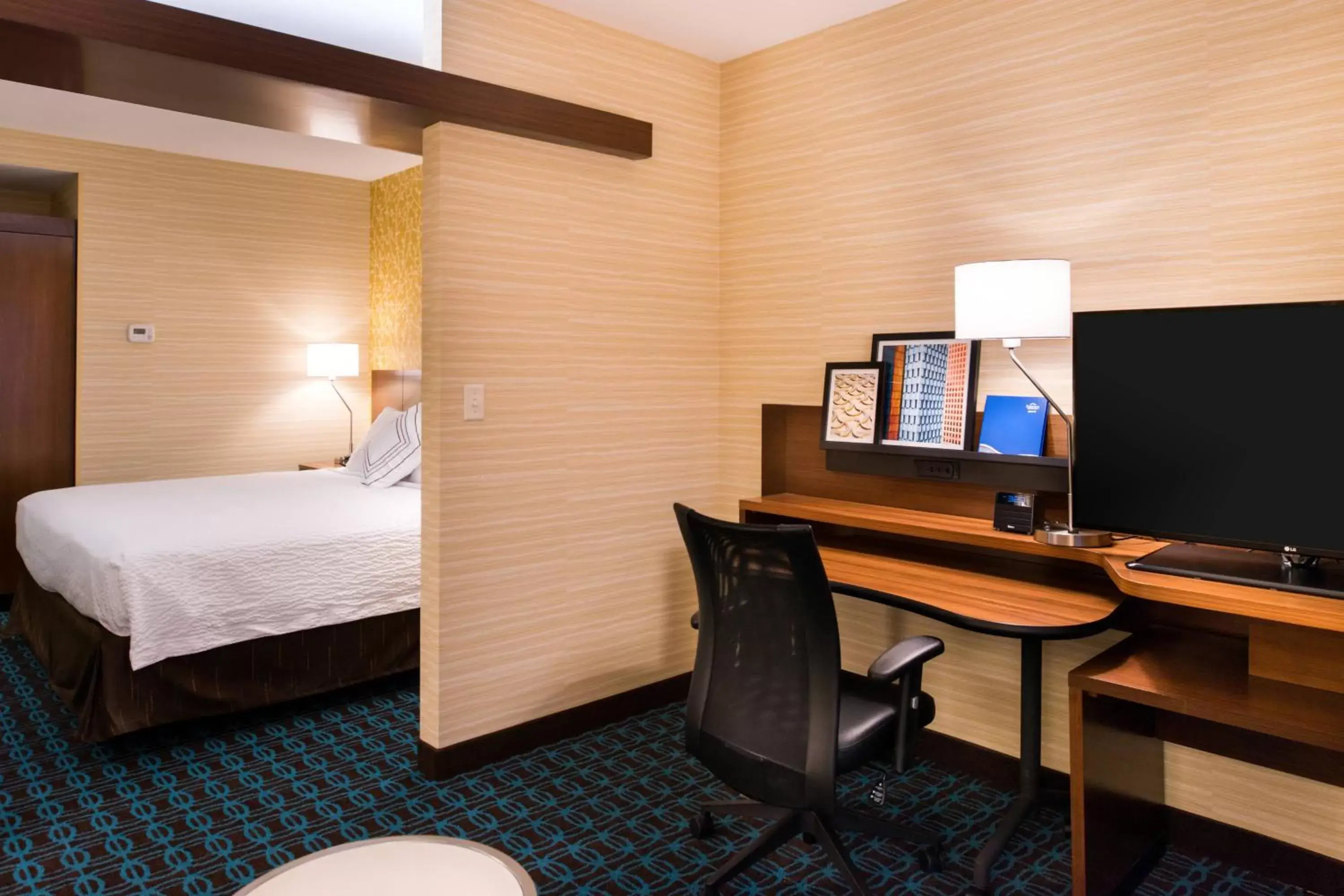 Bedroom, TV/Entertainment Center in Fairfield Inn & Suites by Marriott Utica