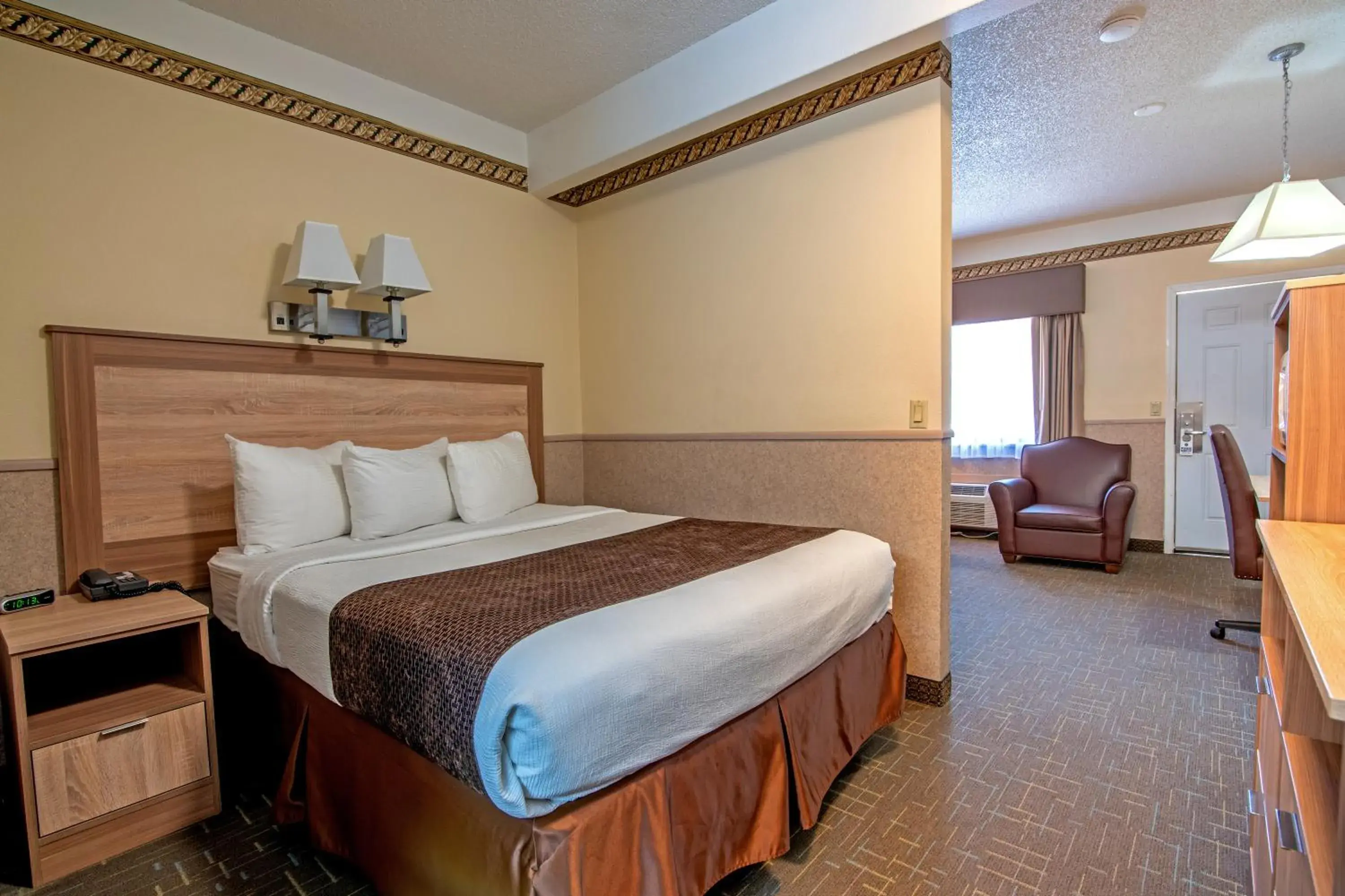 Bedroom, Bed in Silver Spruce Inn Bedroom, Bed in Silver Spruce Inn