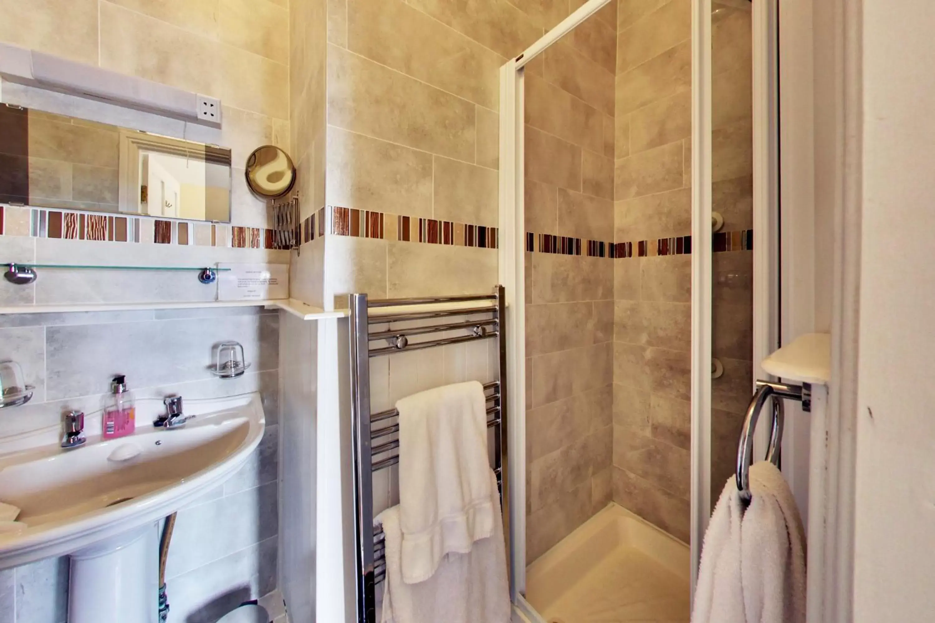 Shower, Bathroom in Robin Hill House B&B