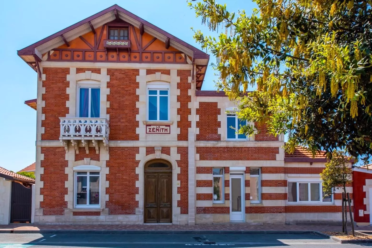 Property building in VILLA ZENITH Hostel - LA MAISON