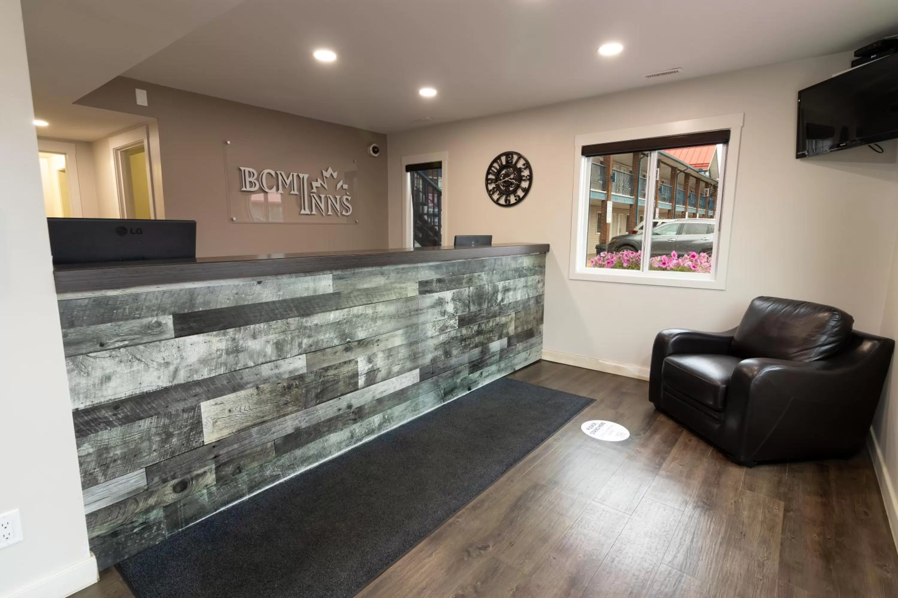 Lobby or reception in BCMInns - Fort McMurray - Rusty's