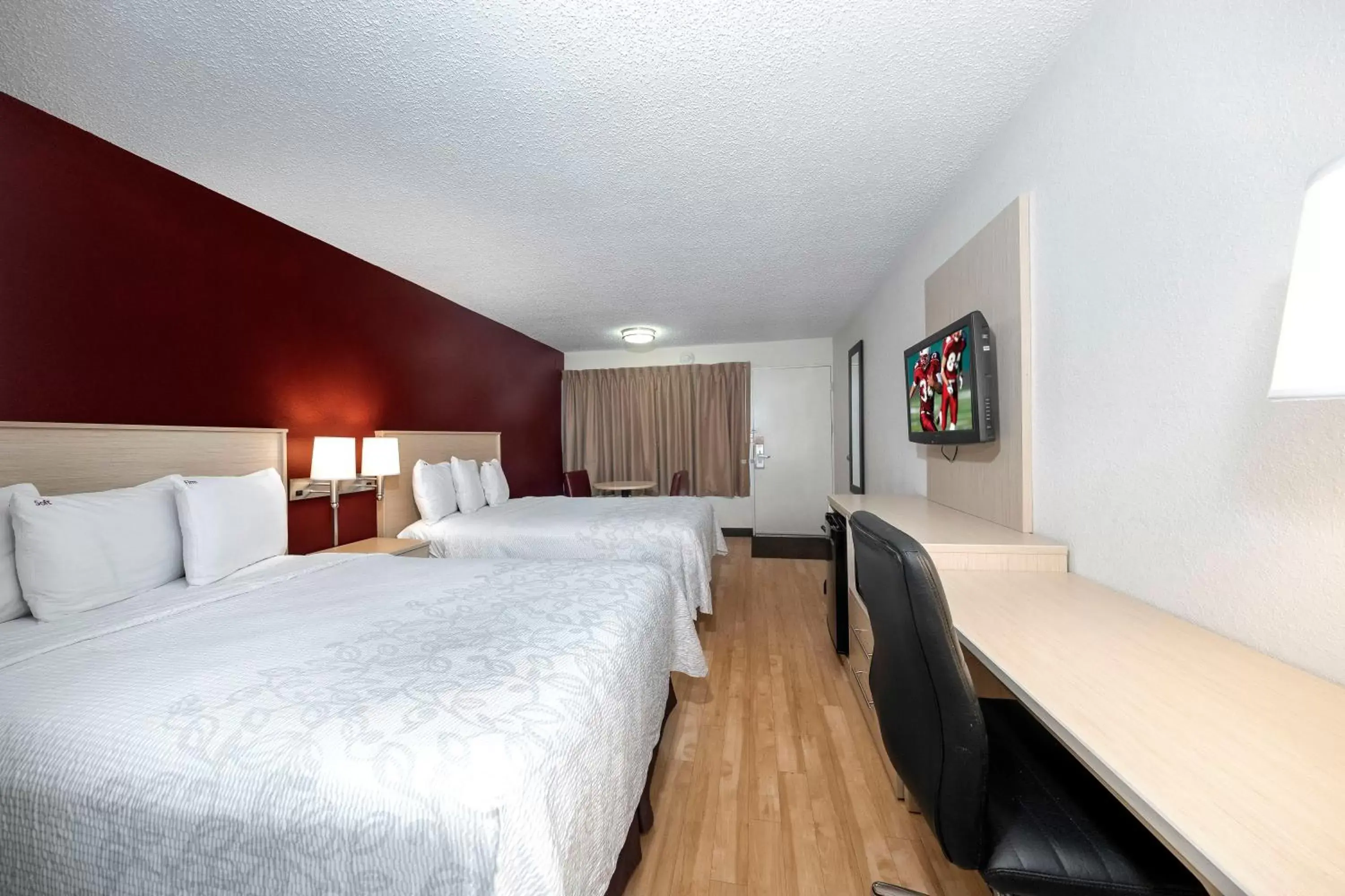 Photo of the whole room, Bed in Red Roof Inn PLUS+ & Suites Naples Downtown-5th Ave S