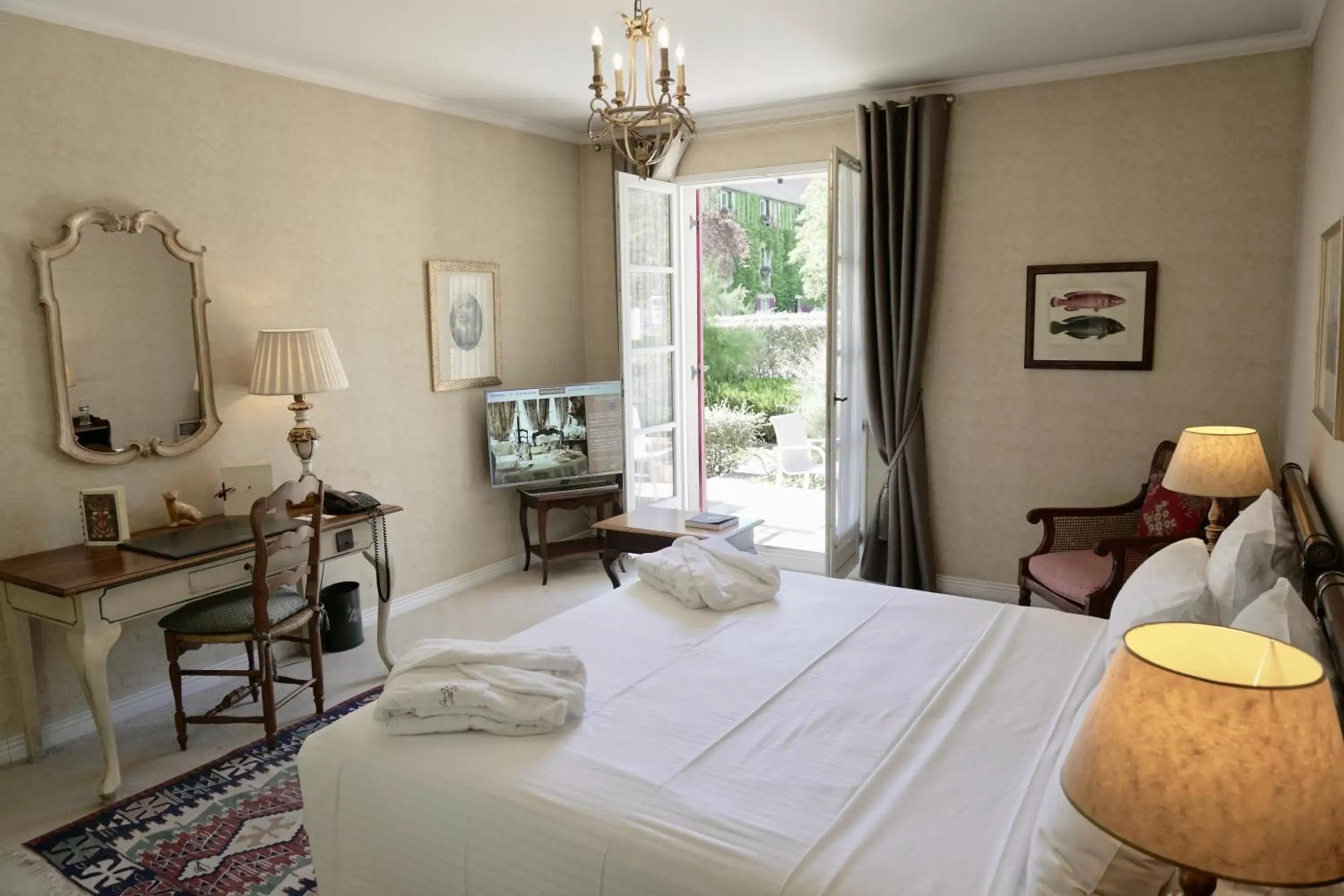 Balcony/Terrace, Bed in Le Manoir de Gressy