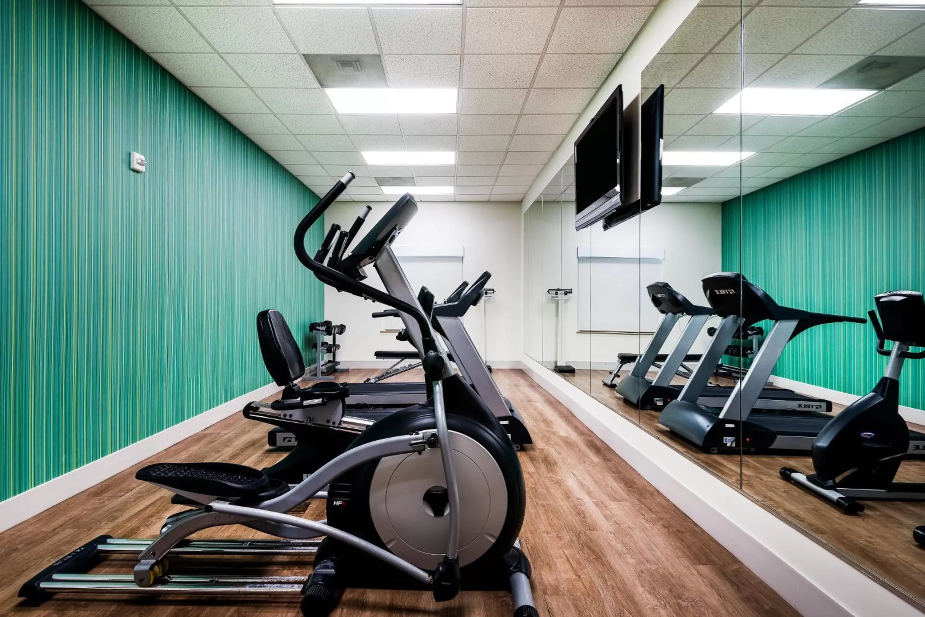 Fitness centre/facilities, Fitness Center/Facilities in Holiday Inn Express Ontario, an IHG Hotel