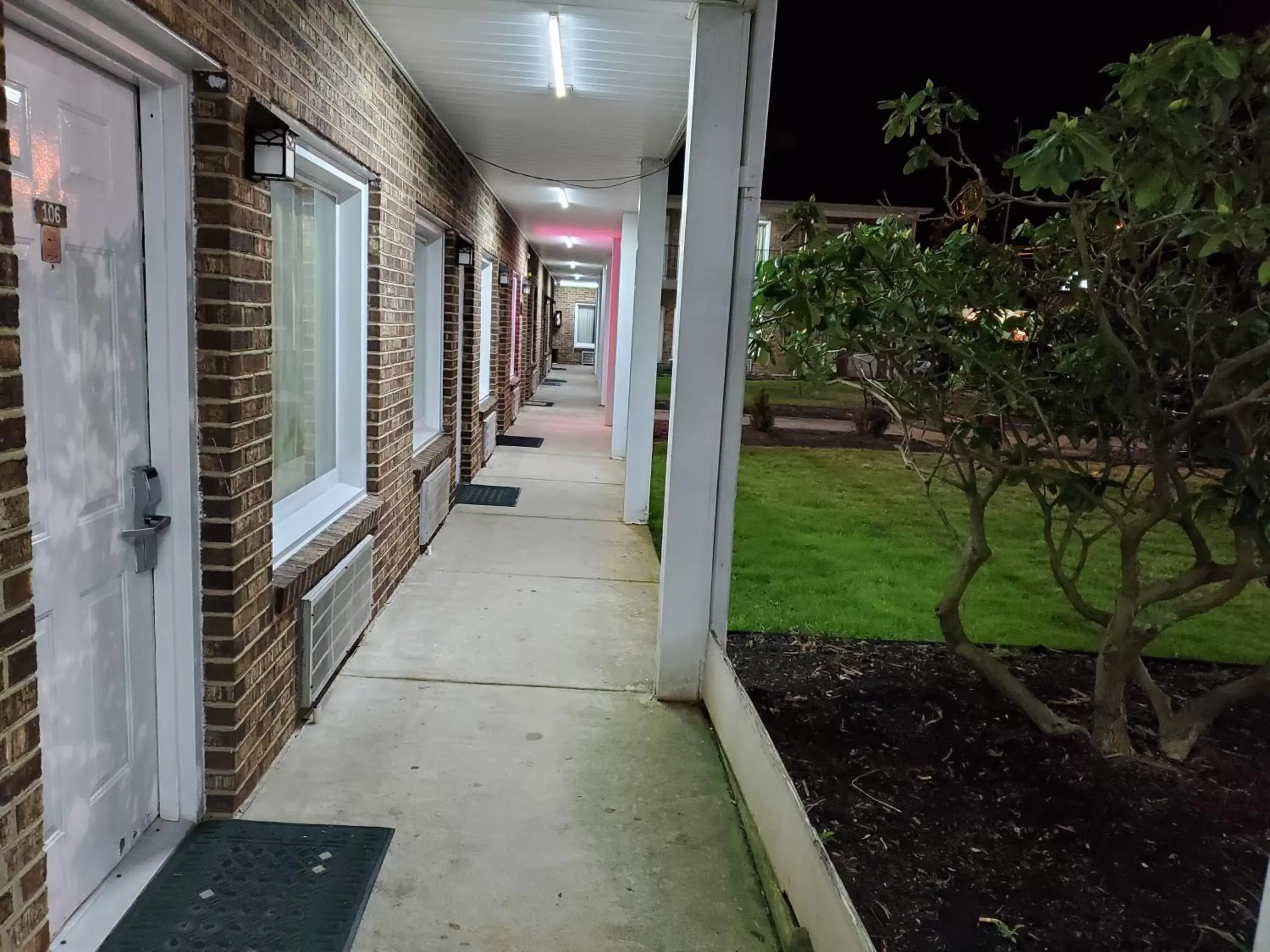 Facade/entrance in Elk Inn Motel