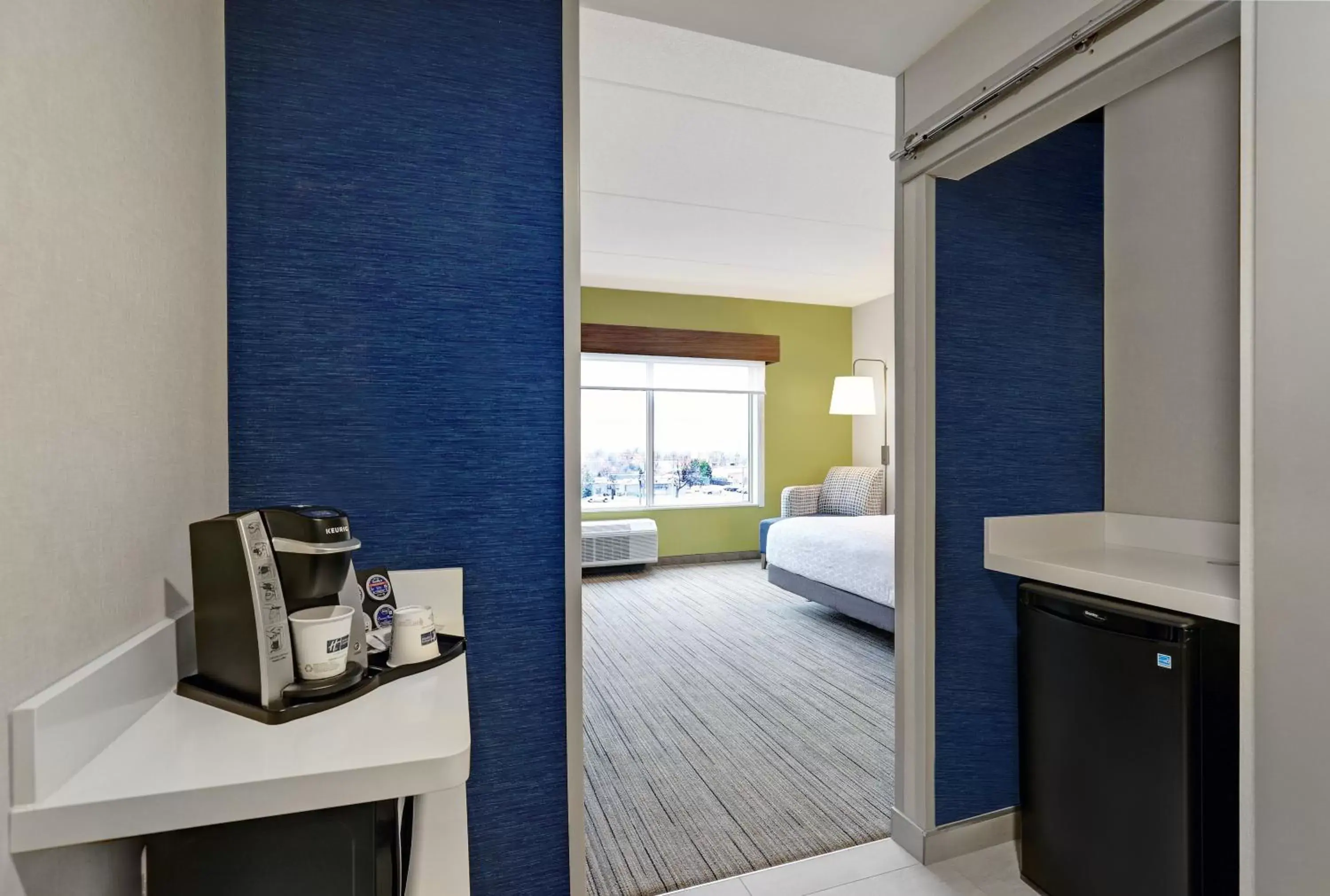 Coffee/tea facilities, Bathroom in Holiday Inn Express & Suites - Collingwood