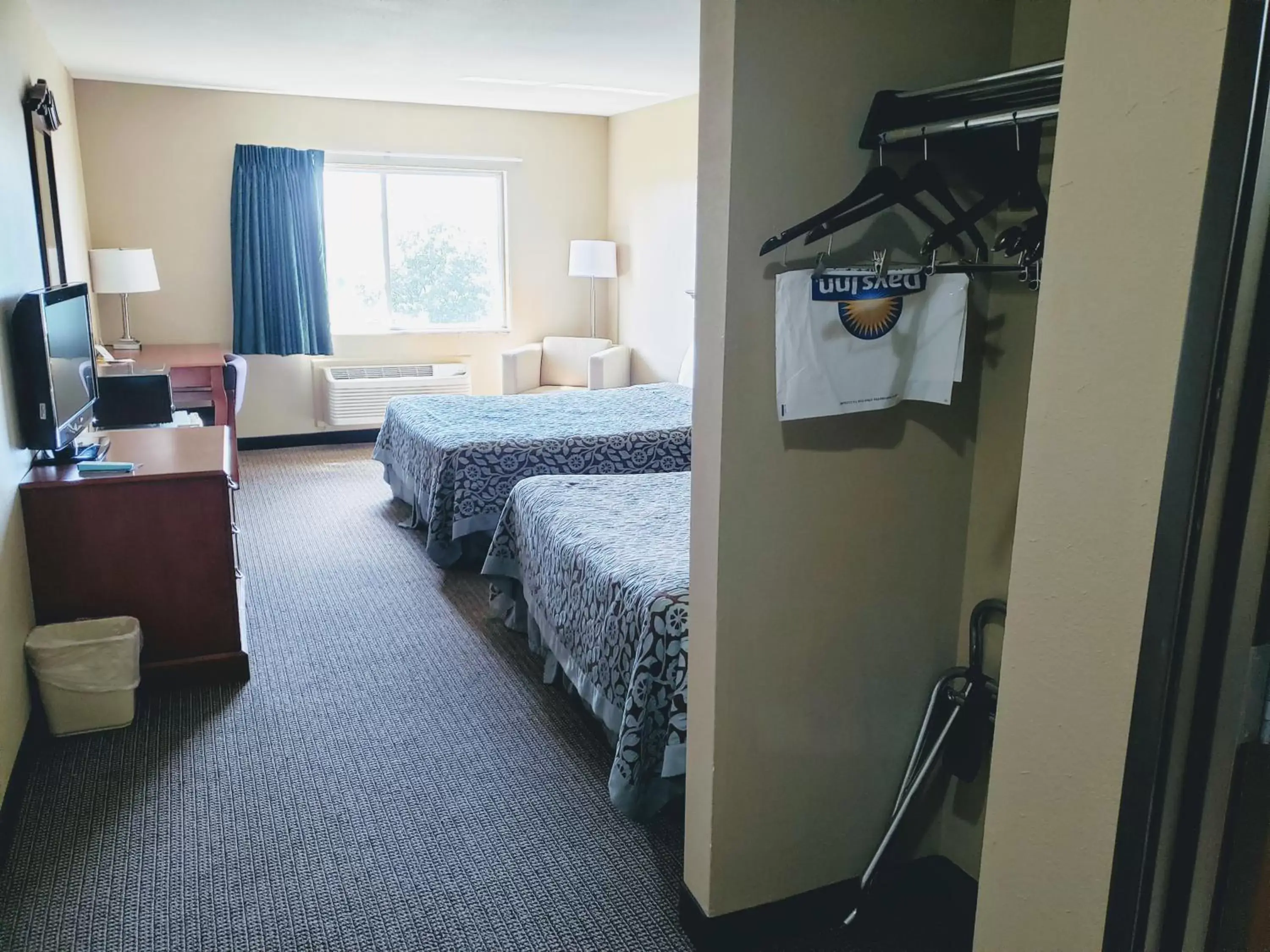 Photo of the whole room, Bed in Days Inn & Suites by Wyndham of Morris