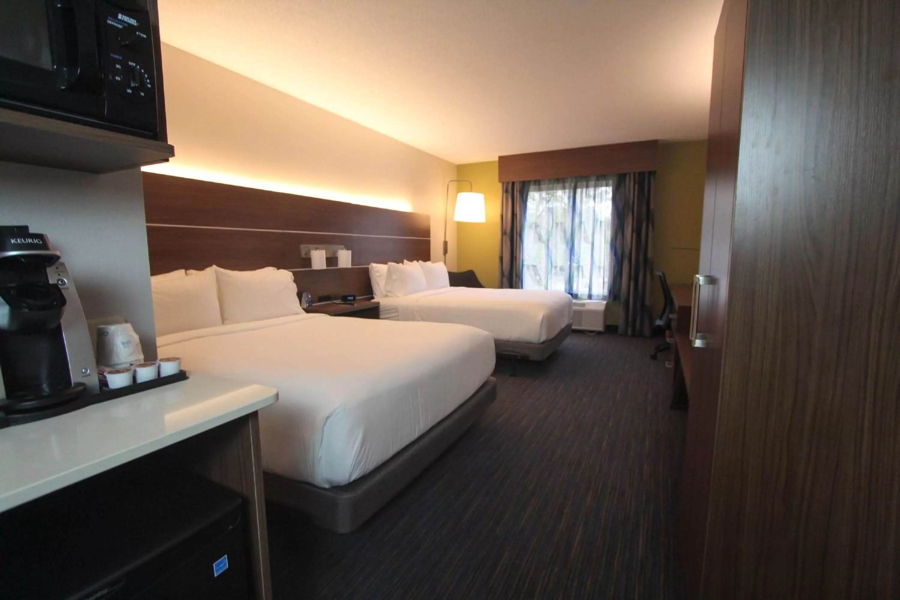 Photo of the whole room, Bed in Holiday Inn Express Hotel & Suites Charleston - North by IHG