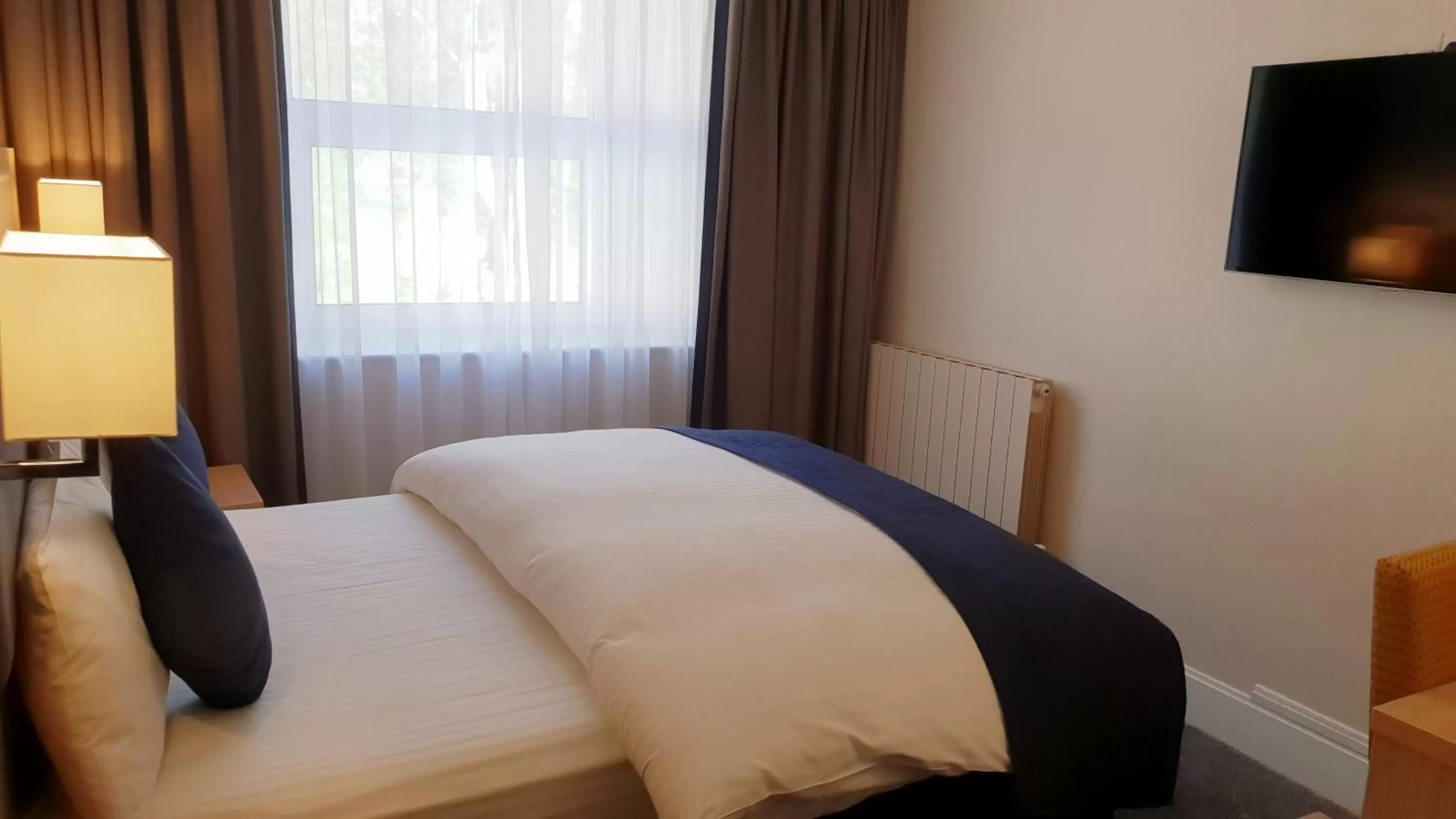 Photo of the whole room, Bed in The Empress Hotel