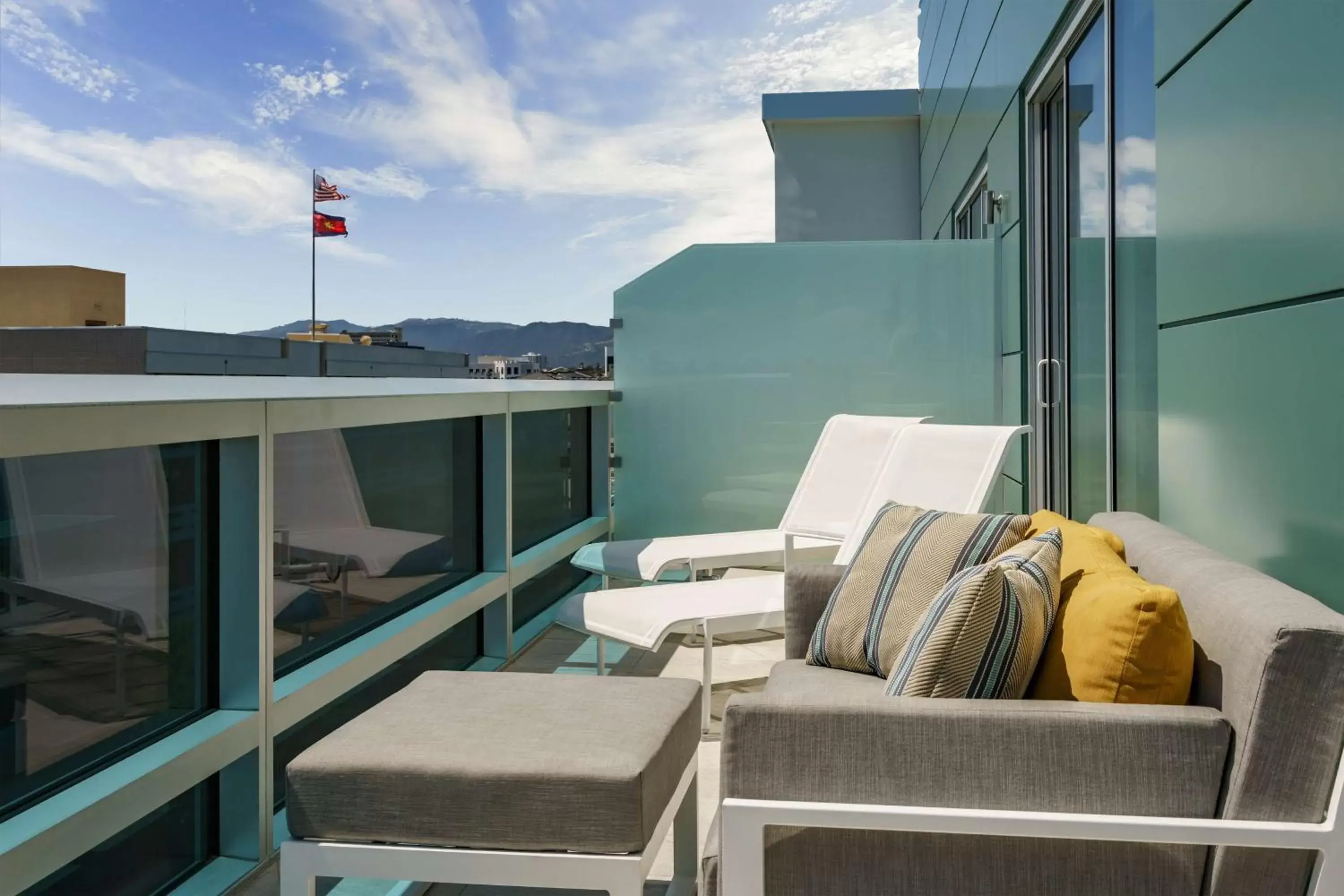 Living room, Balcony/Terrace in Hampton Inn & Suites Santa Monica