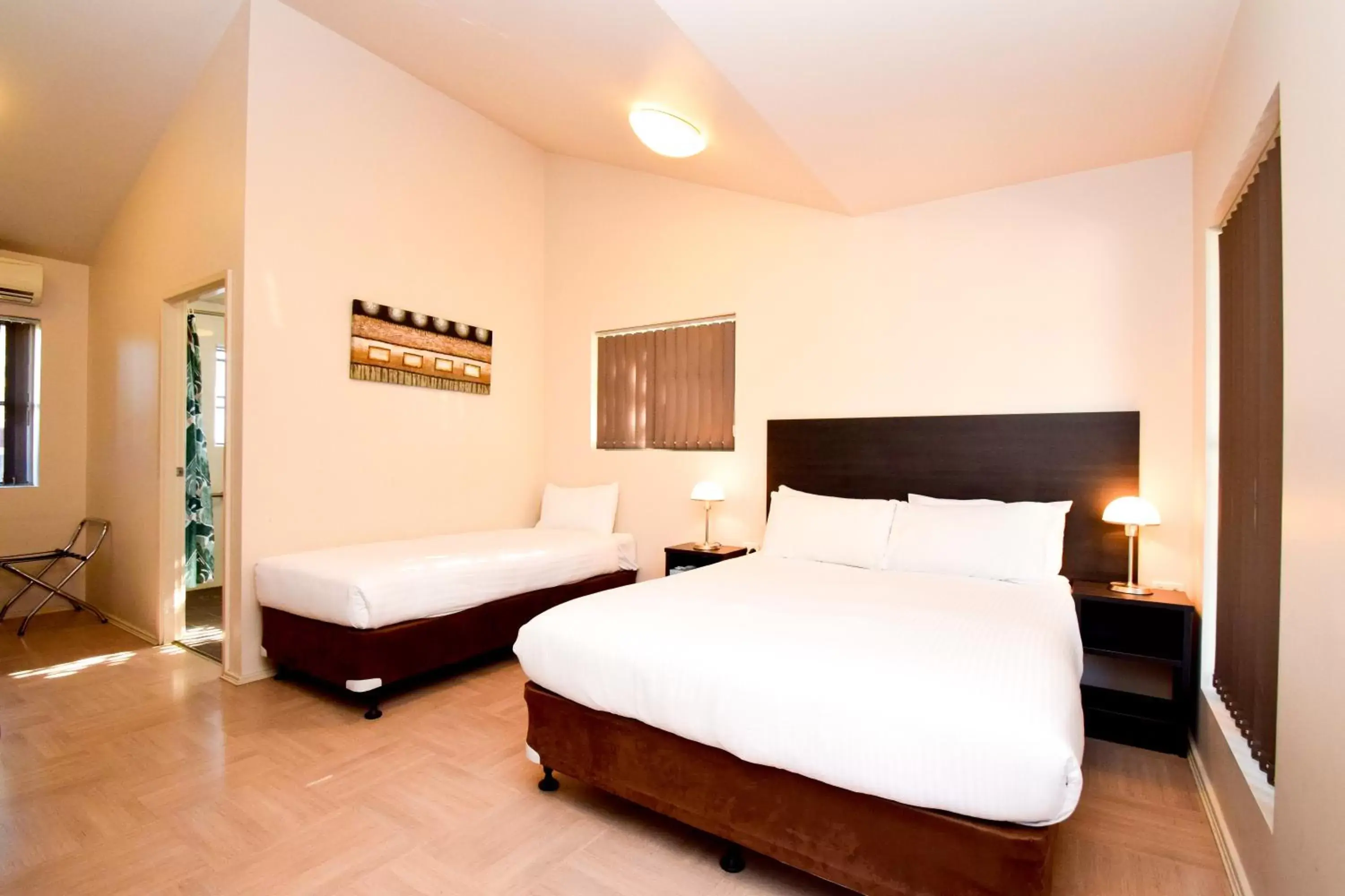 Double Room - Disability Access in Station Hotel Motel Kurri Double Room - Disability Access in Station Hotel Motel Kurri