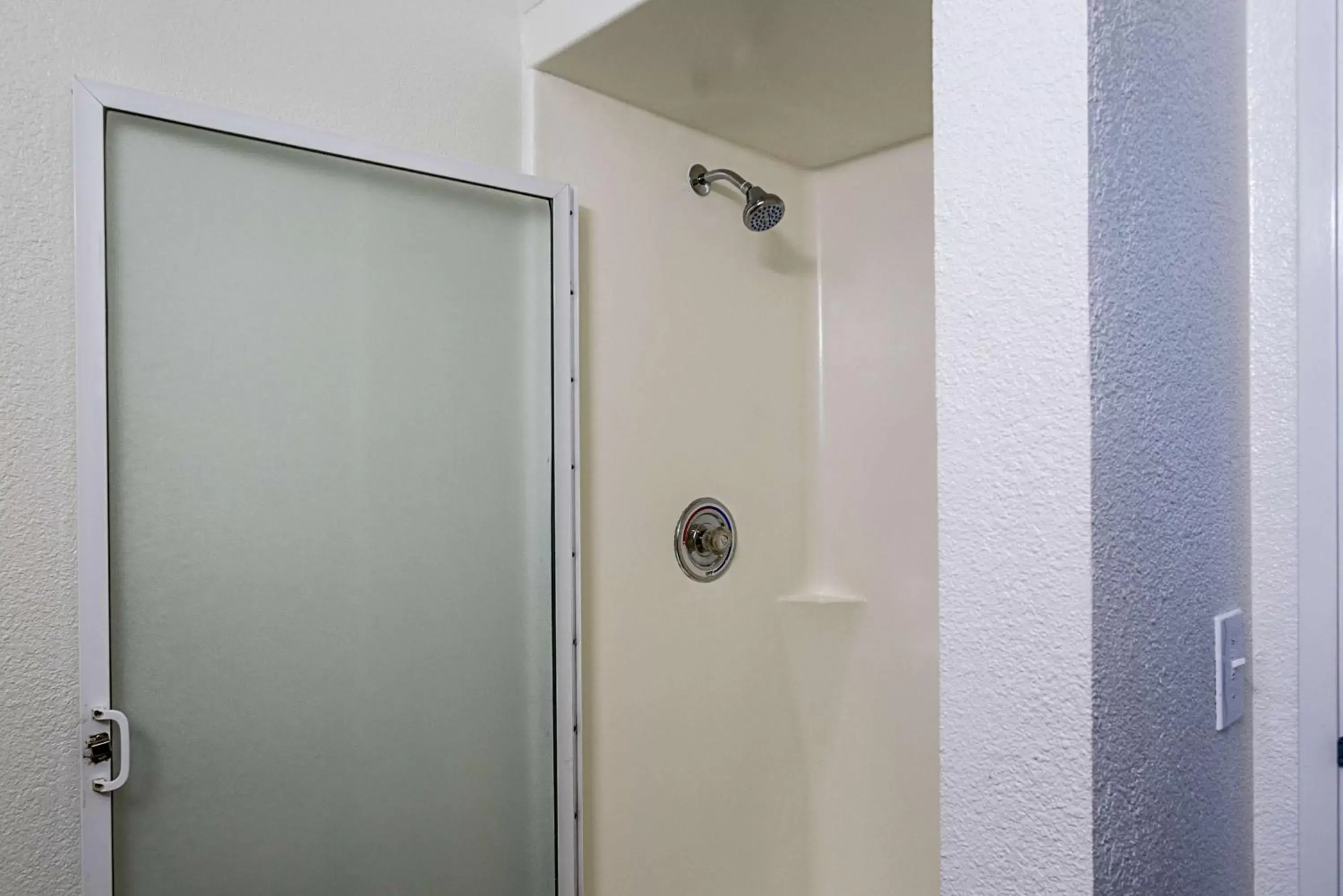 Shower, Bathroom in Motel 6-Richland, WA