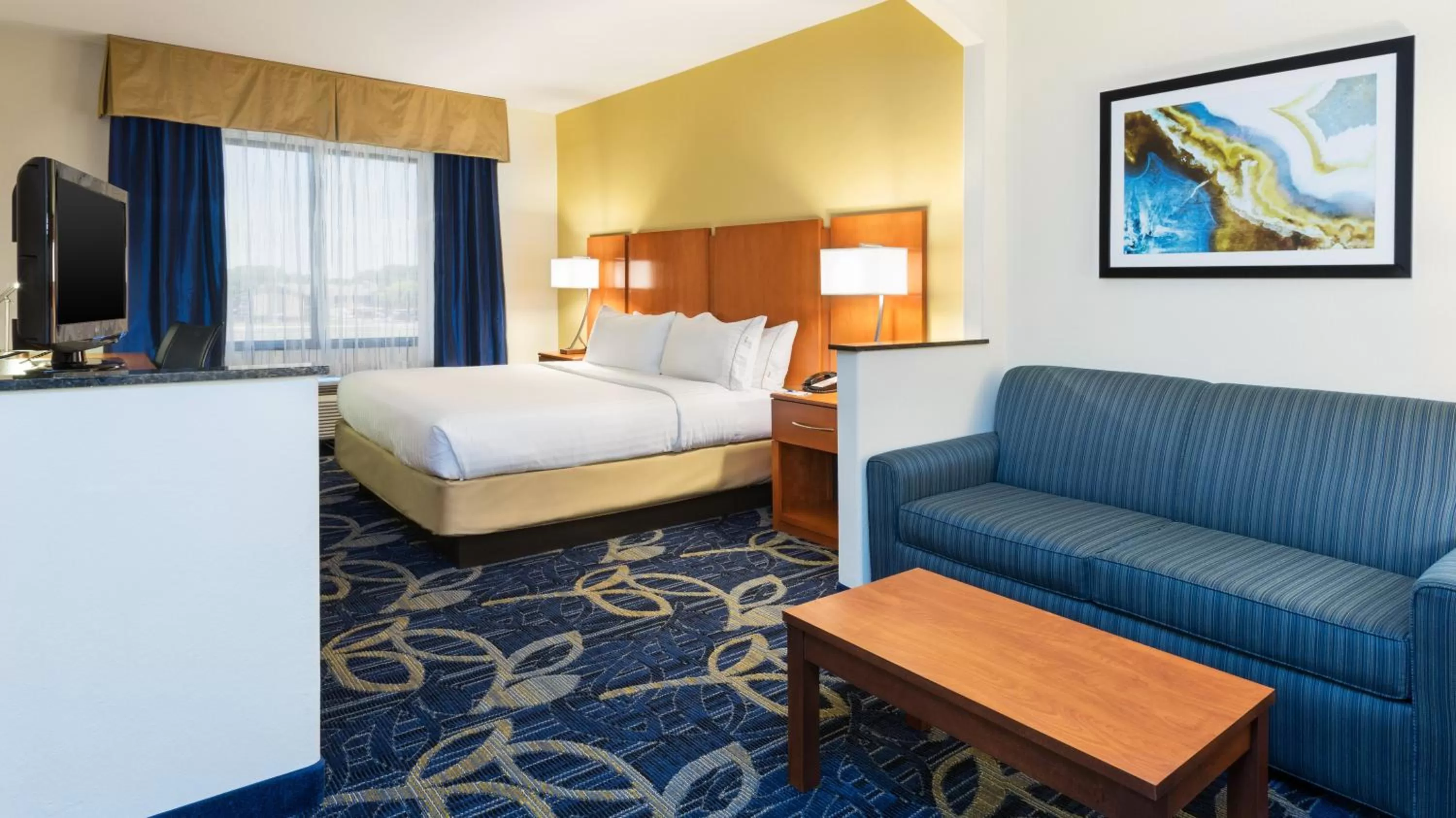 Photo of the whole room, Bed in Holiday Inn Express & Suites Midland Loop 250 by IHG