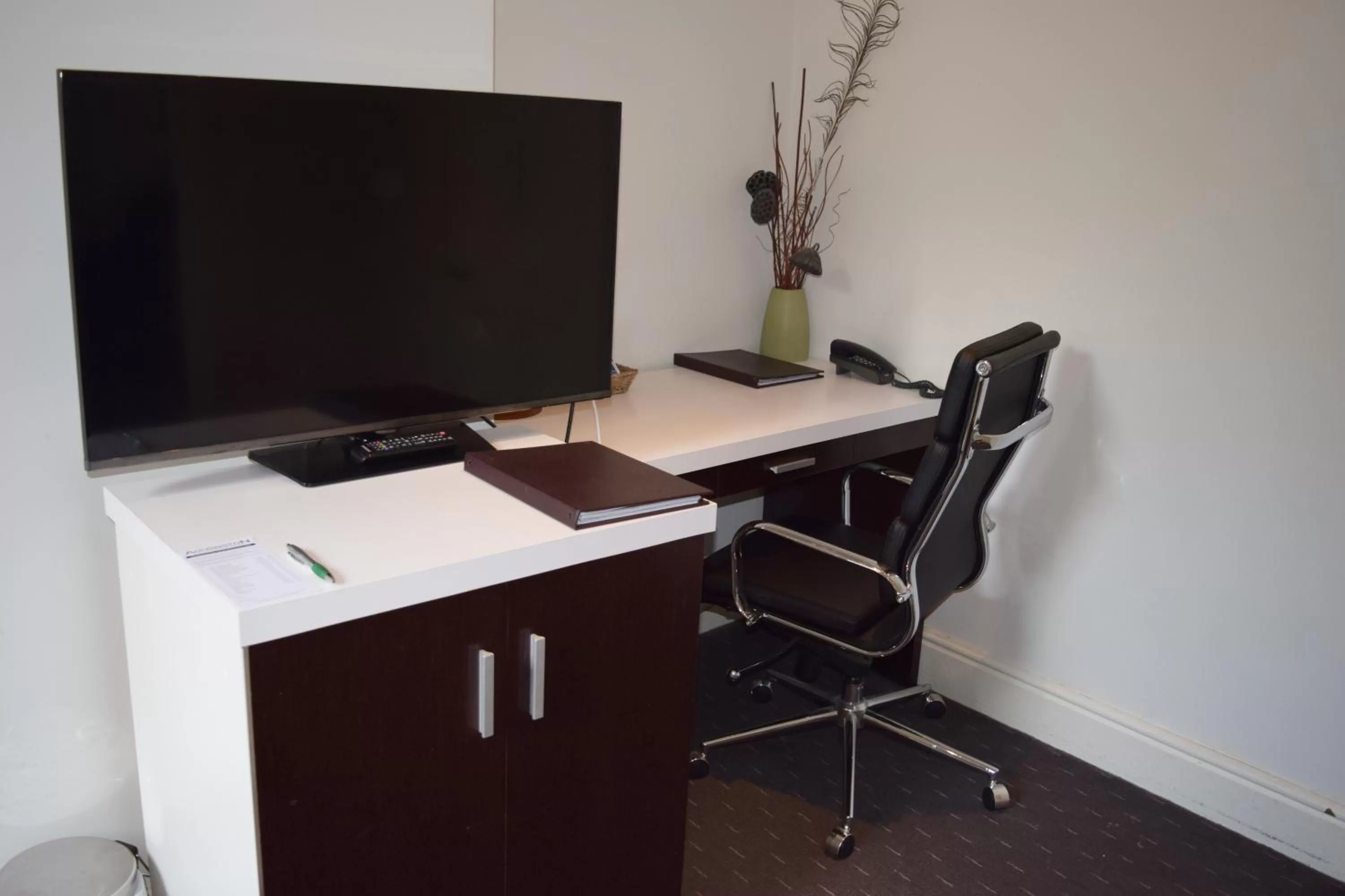 TV and multimedia in Auldington Hotel