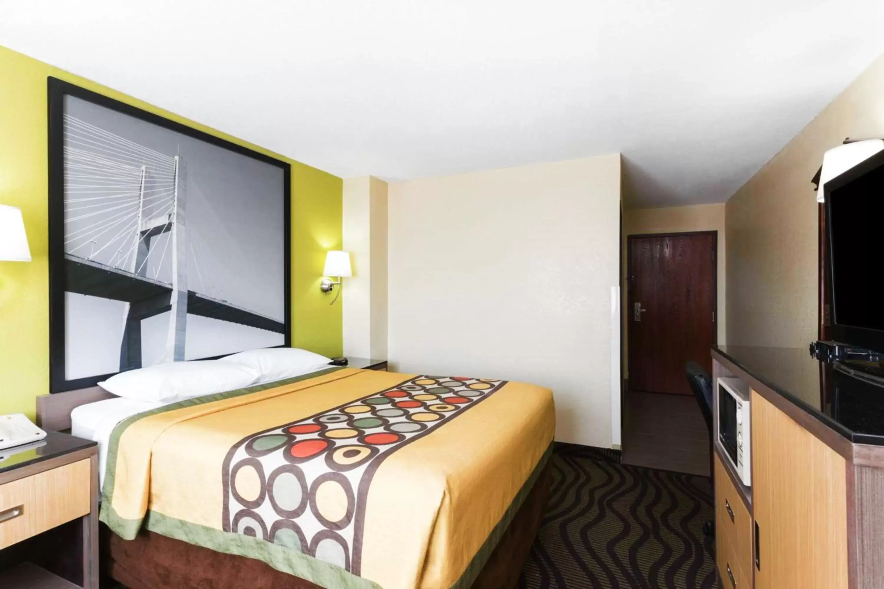 Bed in Super 8 by Wyndham Brunswick/St Simons Island Area Bed in Super 8 by Wyndham Brunswick/St Simons Island Area