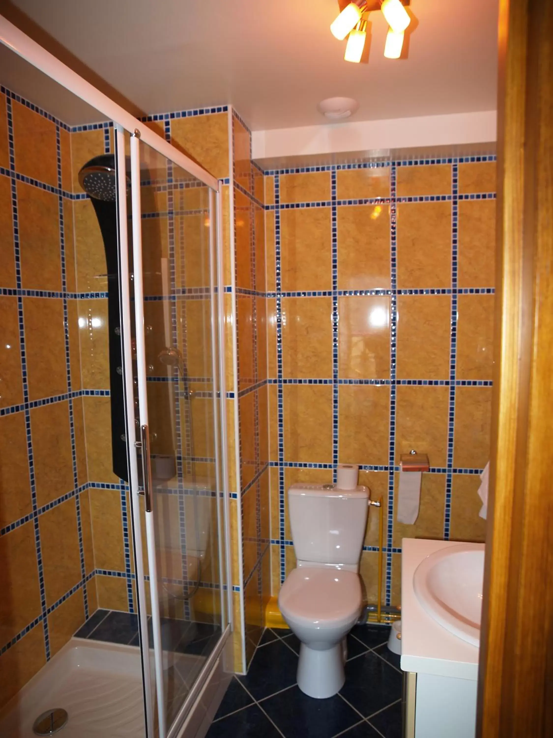 Bathroom in Hôtel De Calais