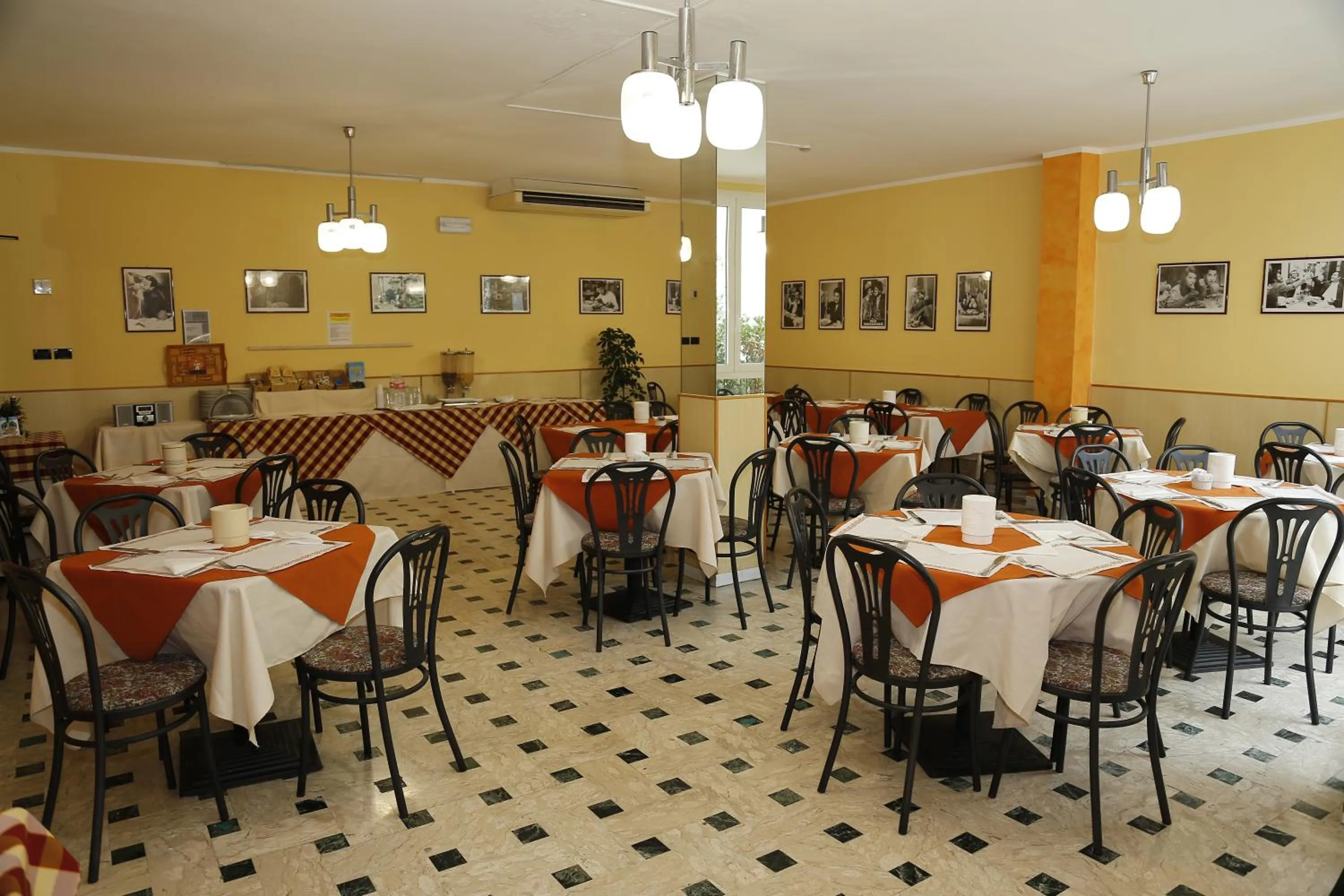 Restaurant/places to eat in Hotel Villa Dina