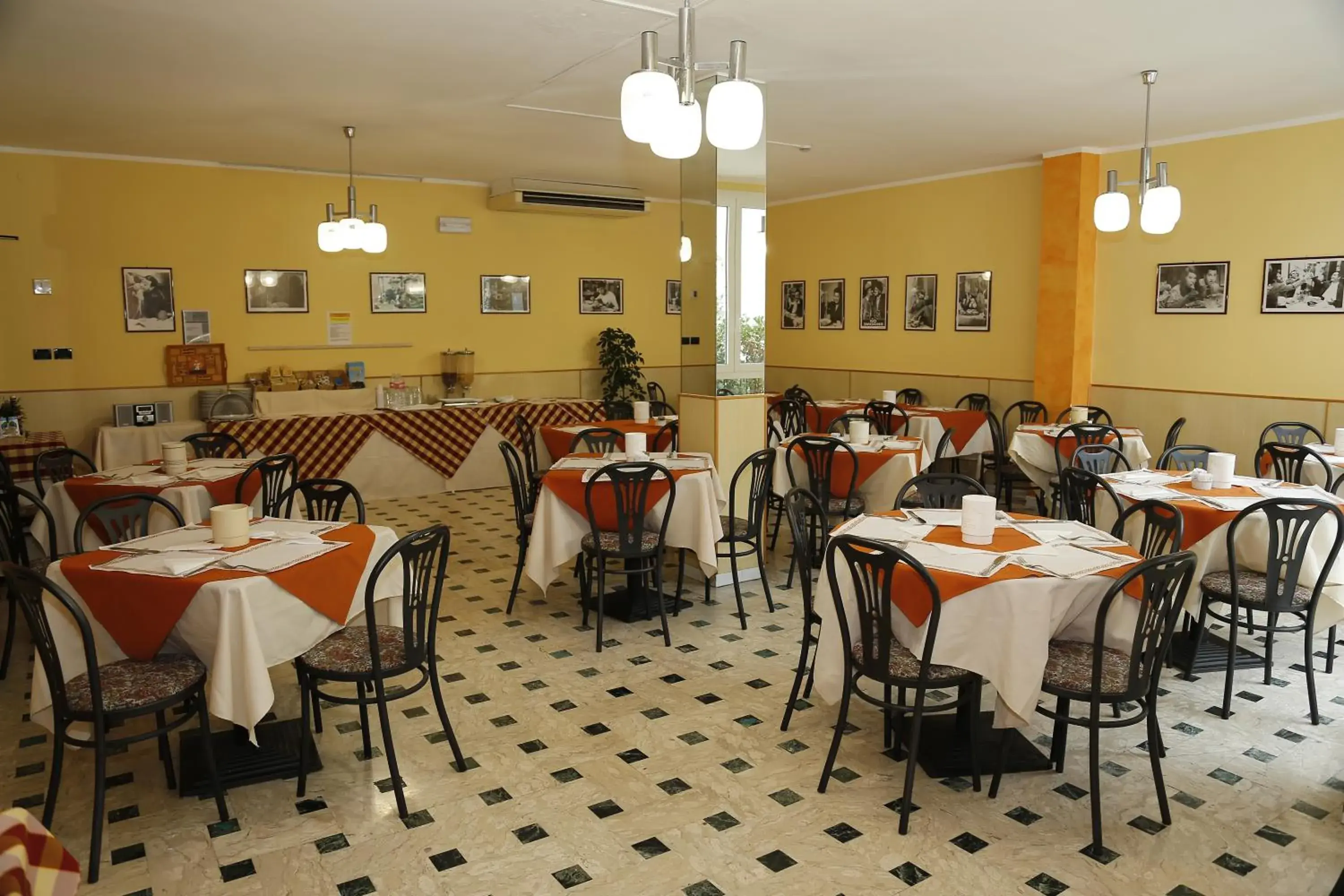Restaurant/Places to Eat in Hotel Villa Dina