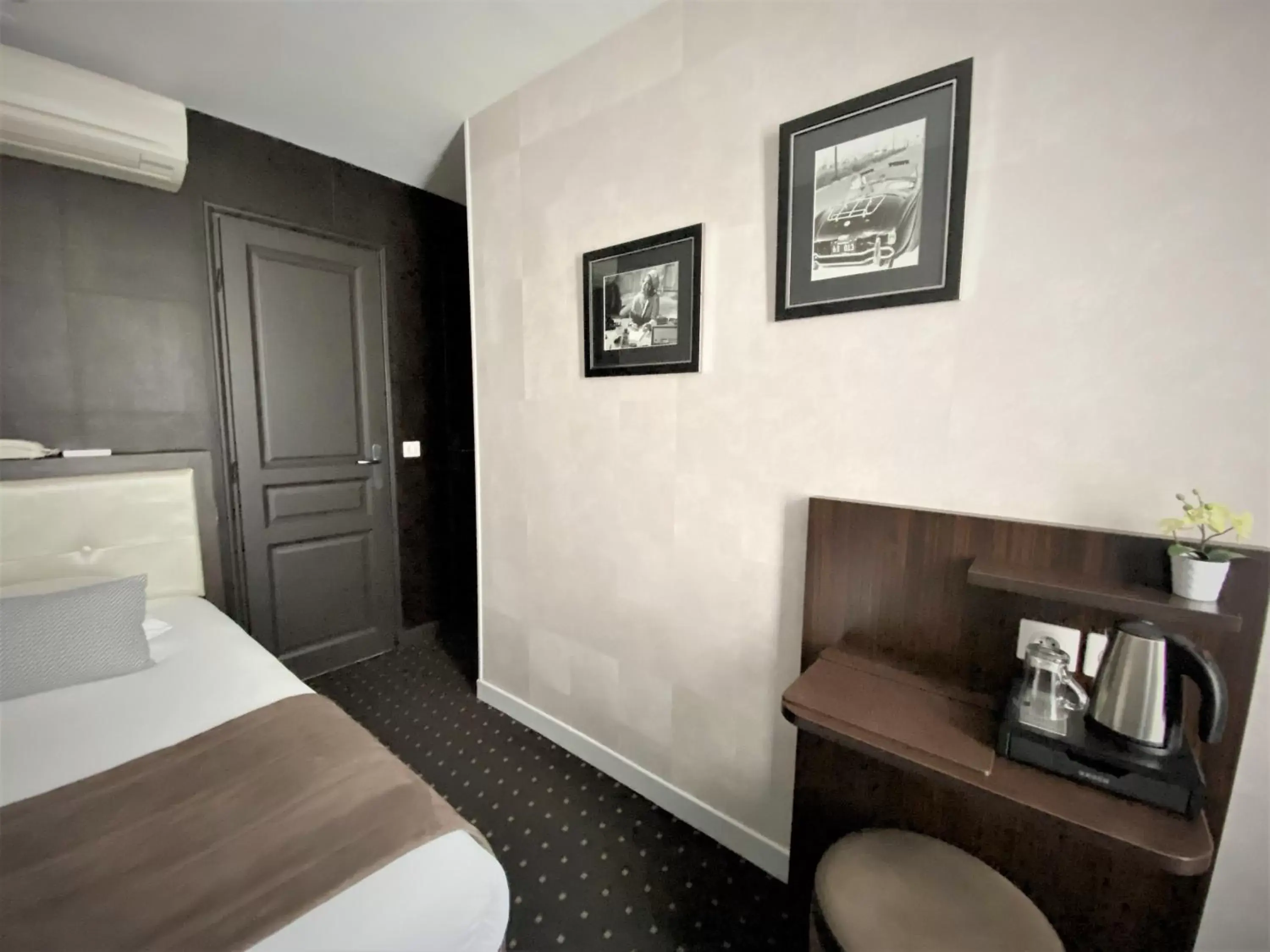 Bed in Hotel de la Paix Tour Eiffel