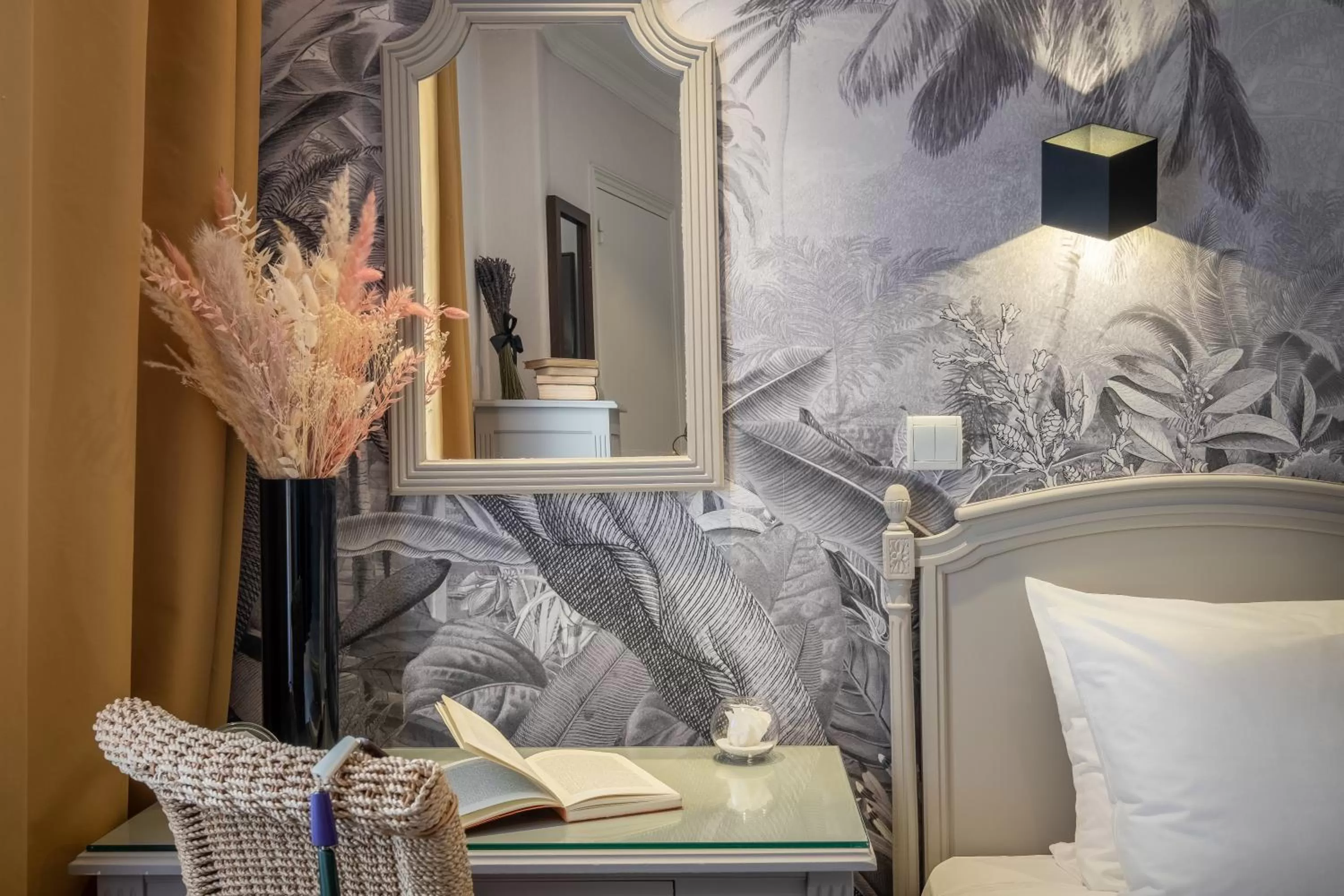 Bedroom, Bed in Hotel London