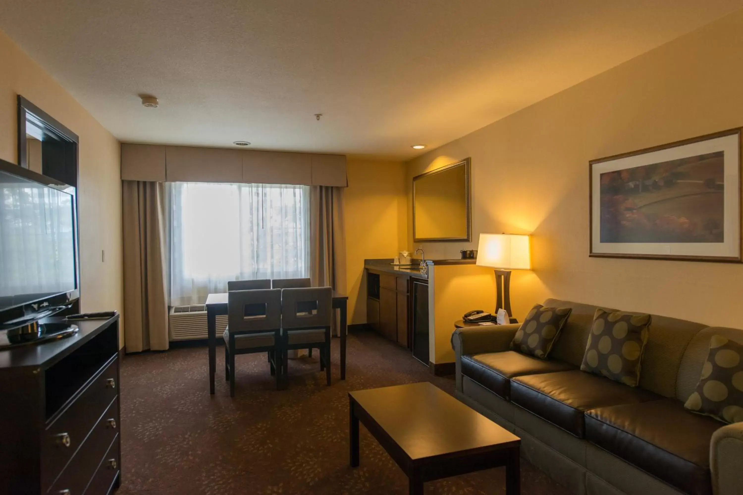 Photo of the whole room, Seating Area in Holiday Inn Express Portland East - Columbia Gorge, an IHG Hotel