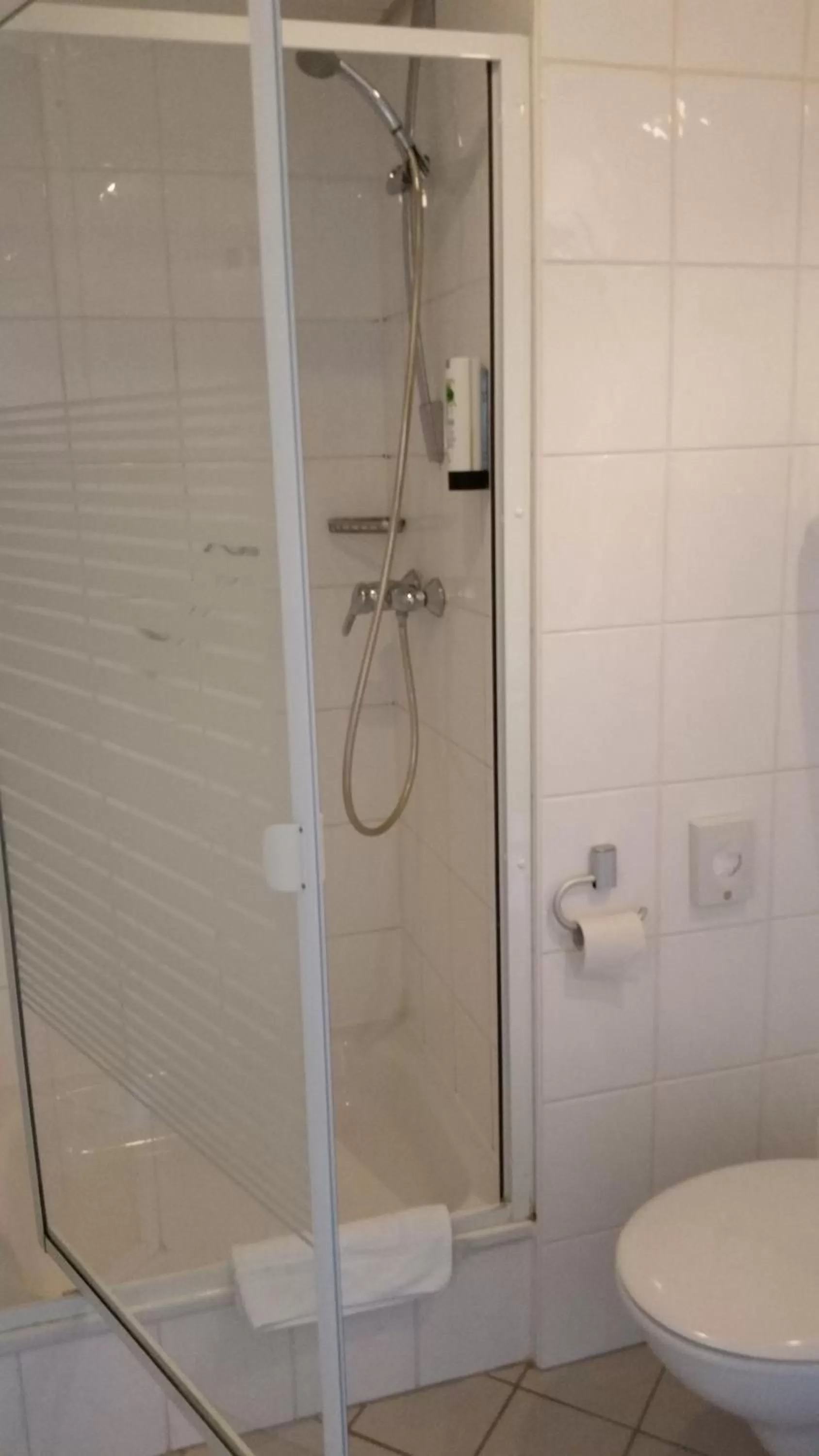 Shower in Linde Restaurant & Hotel