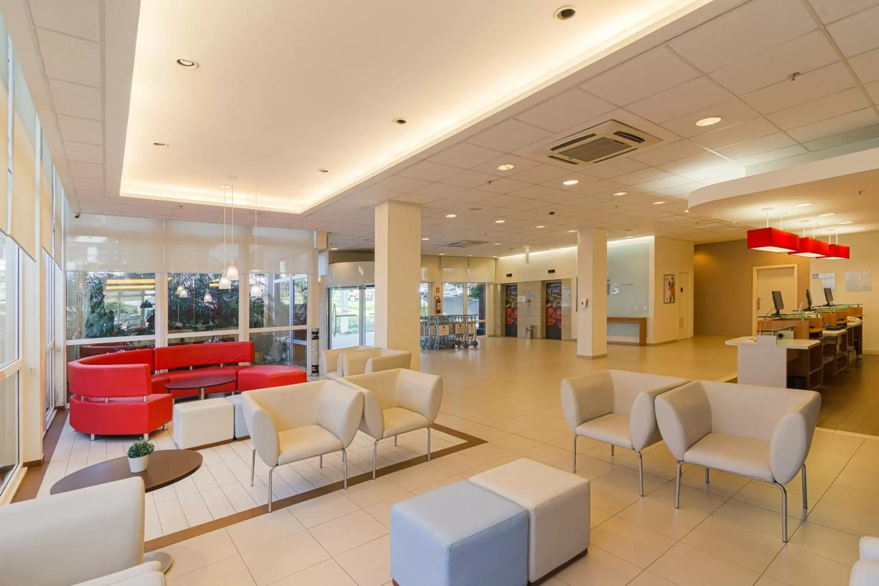 Living room, Lobby/Reception in ibis Canoas Shopping