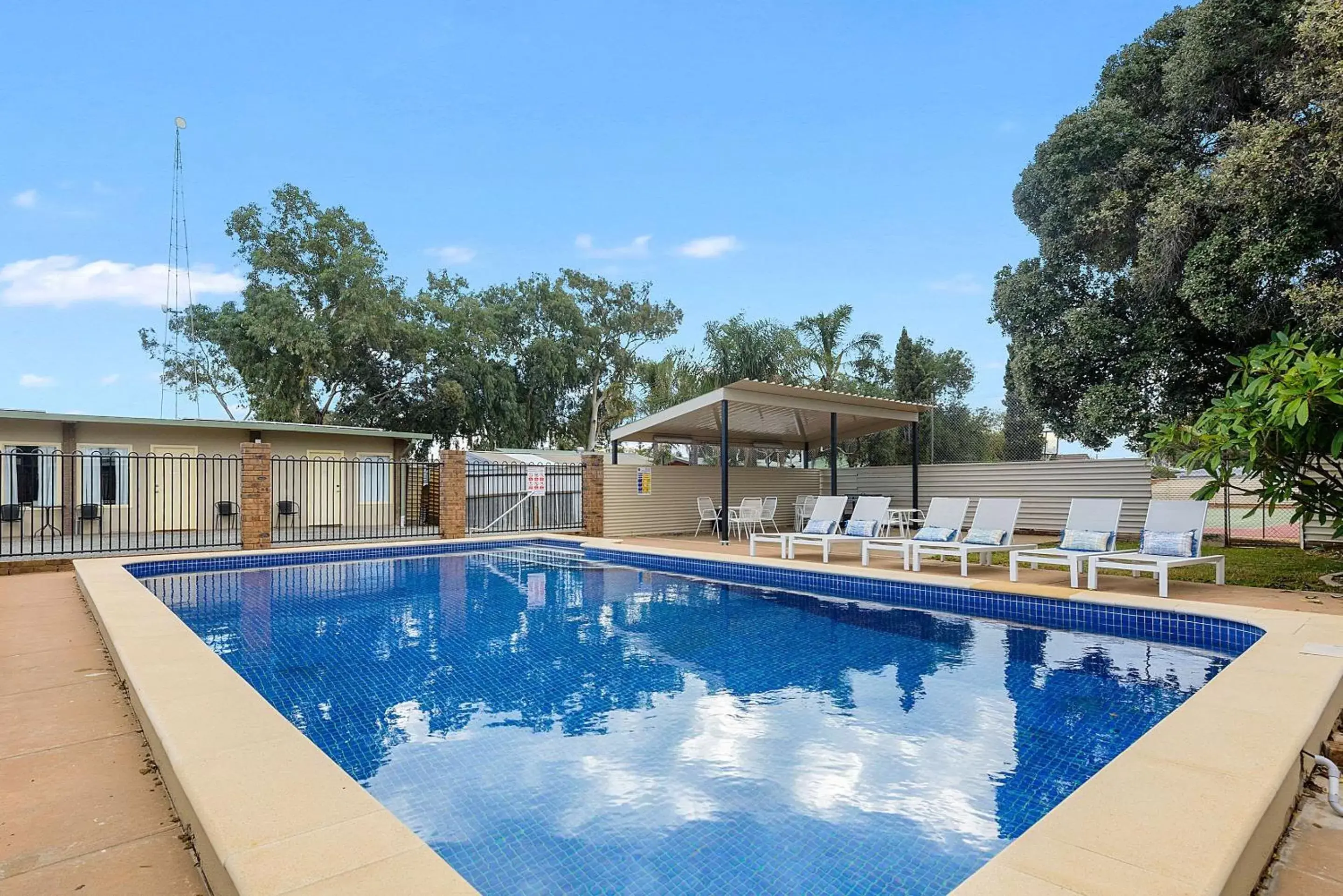 Swimming Pool in Comfort Inn Flinders on Main