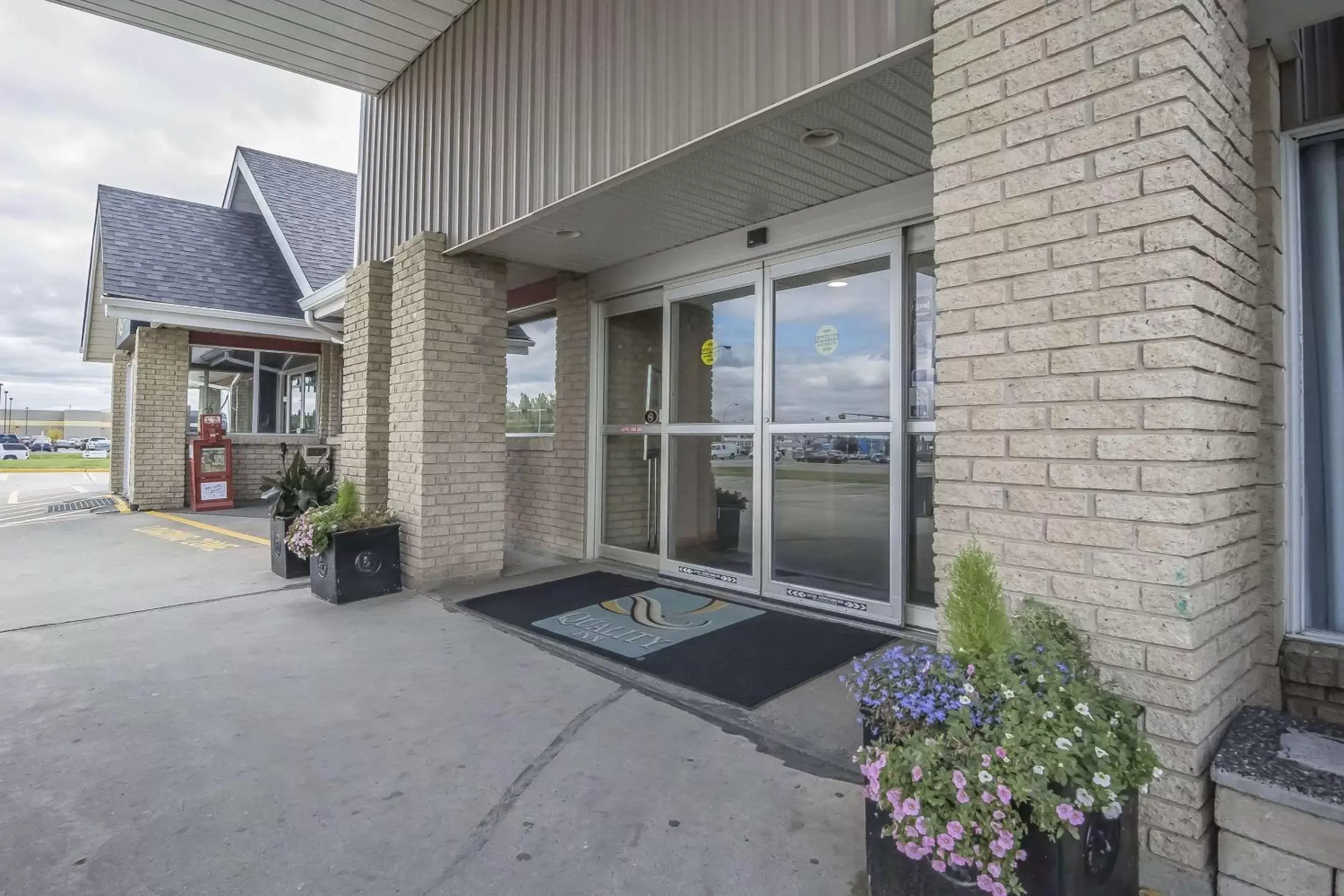 Property building in Quality Inn West Edmonton