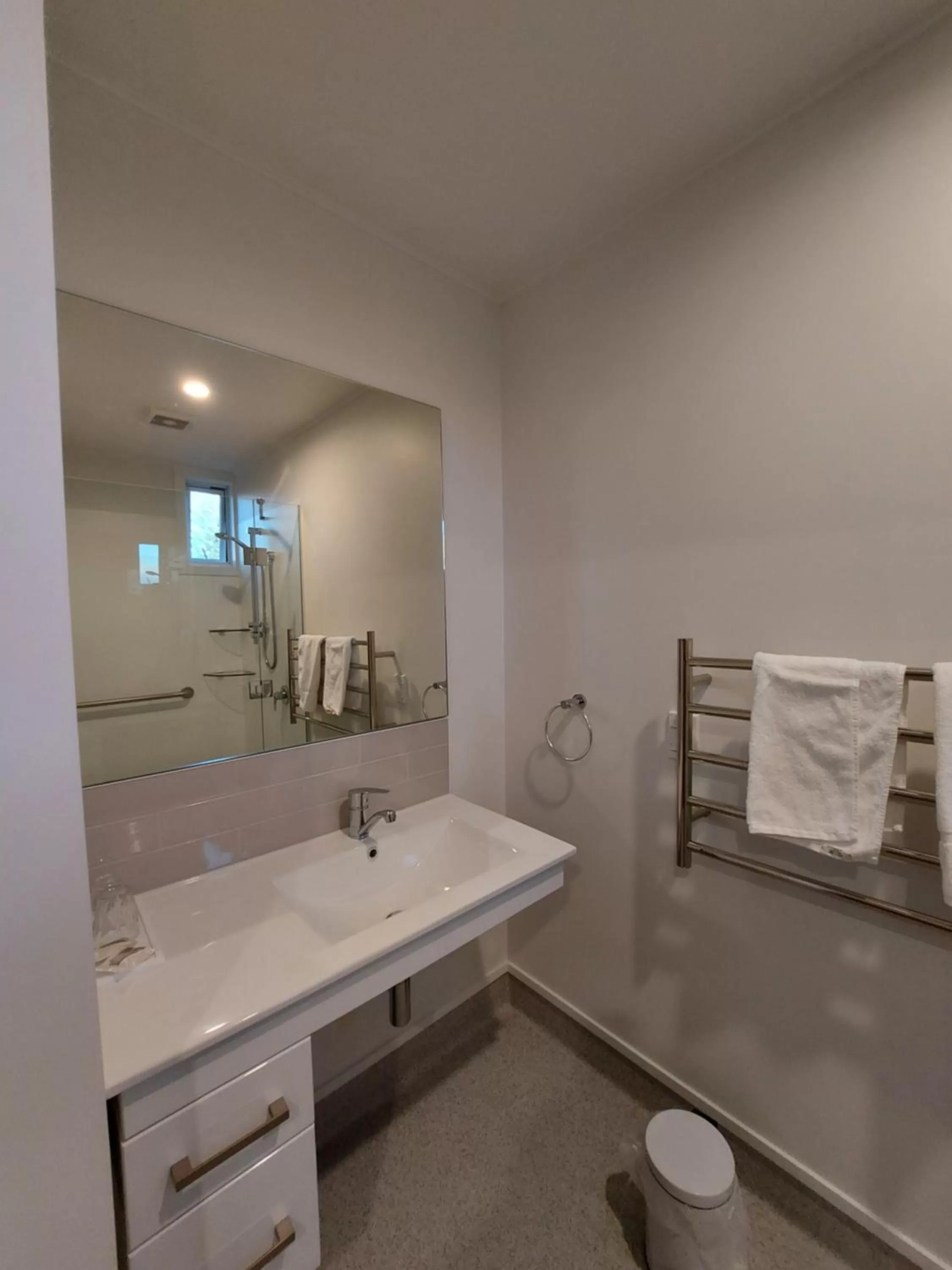 Bathroom in Elmore Lodge Motel