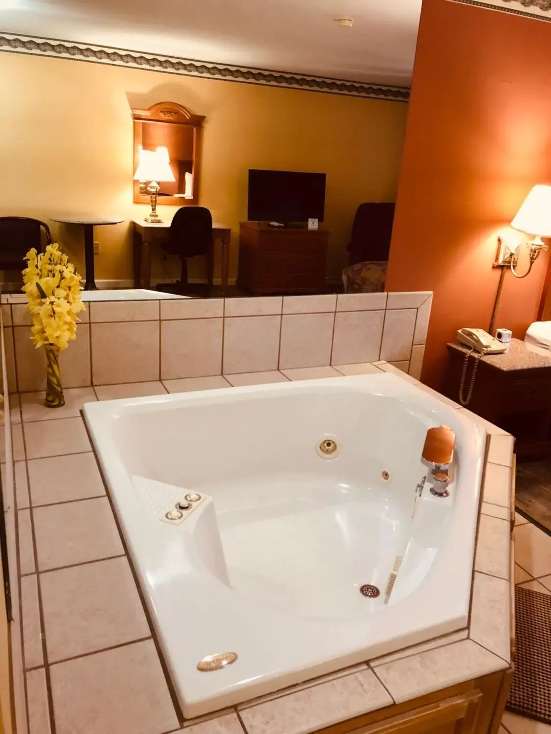 Hot Tub, Bathroom in Mountain inn & suites - Dunlap TN