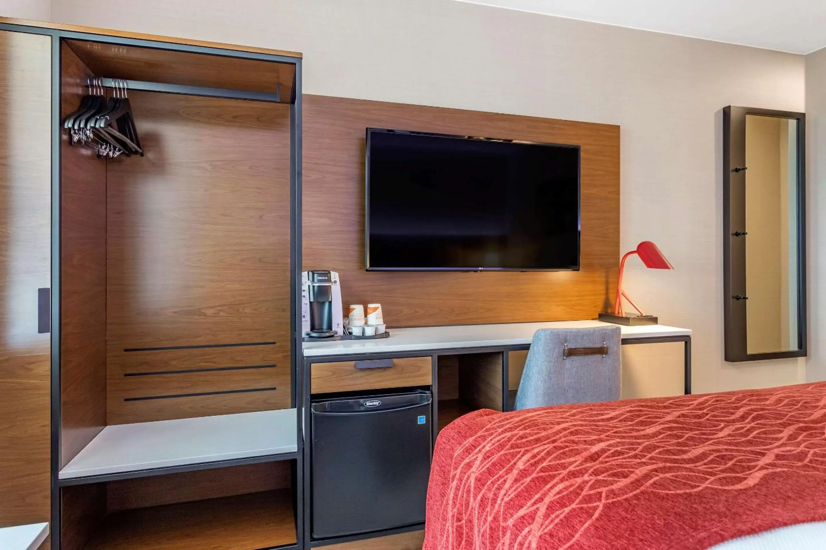 Photo of the whole room, TV/Entertainment Center in Comfort Inn JFK Airport