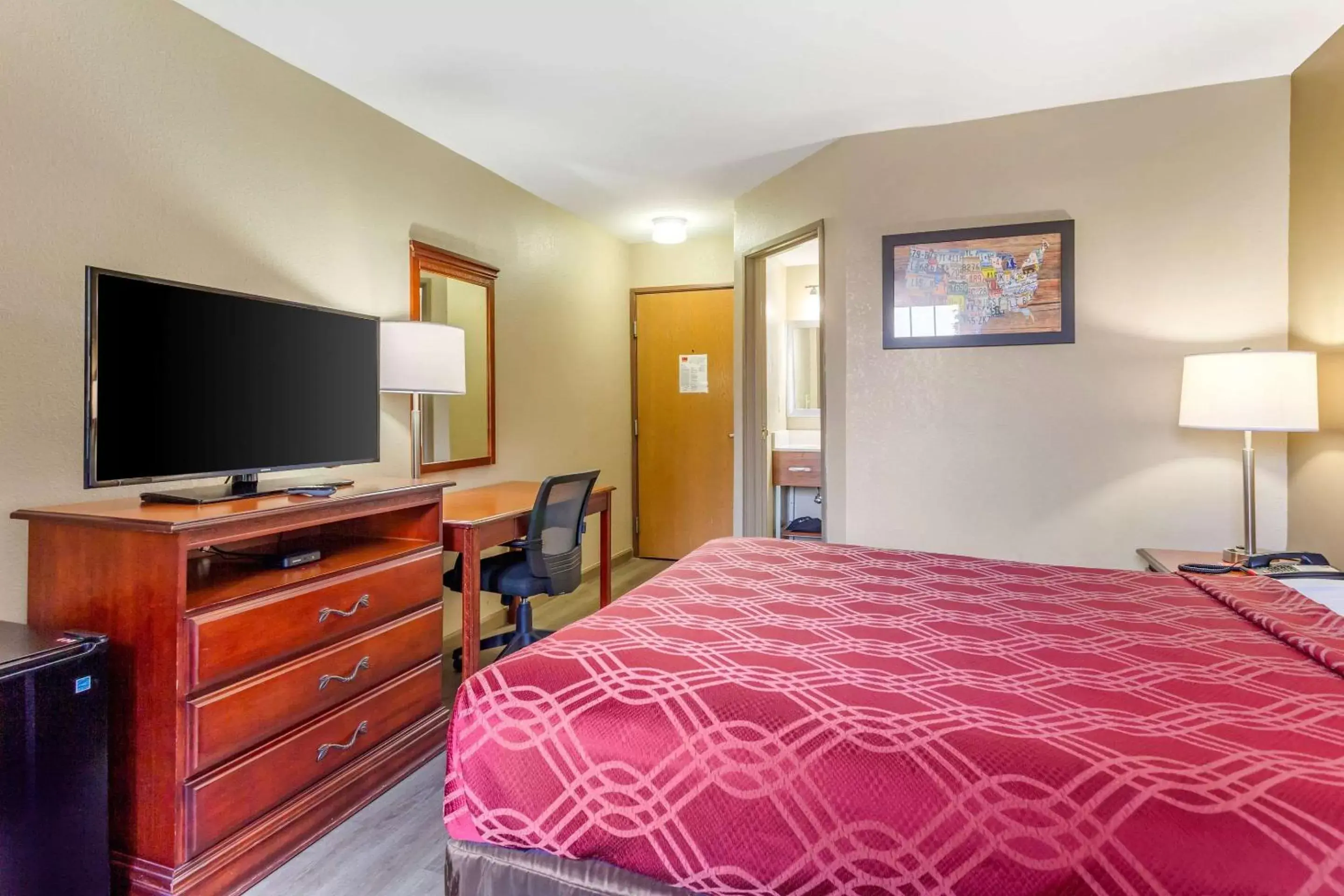 Photo of the whole room, TV/Entertainment Center in Econo Lodge Inn and Suites