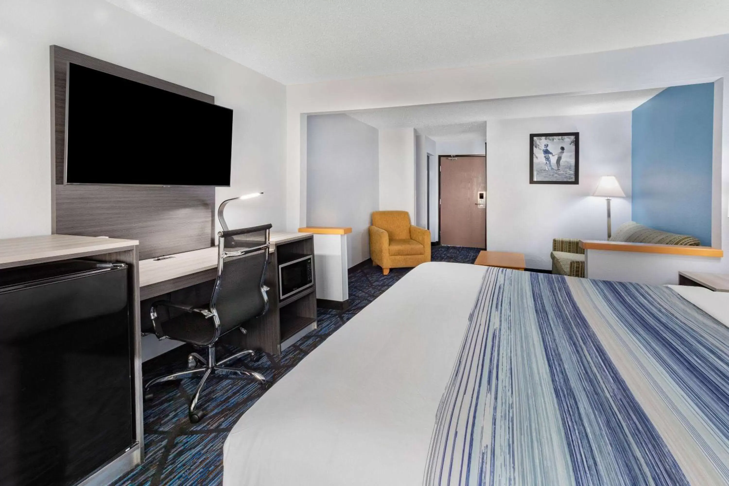 Bed, TV/Entertainment Center in AmericInn by Wyndham Quincy