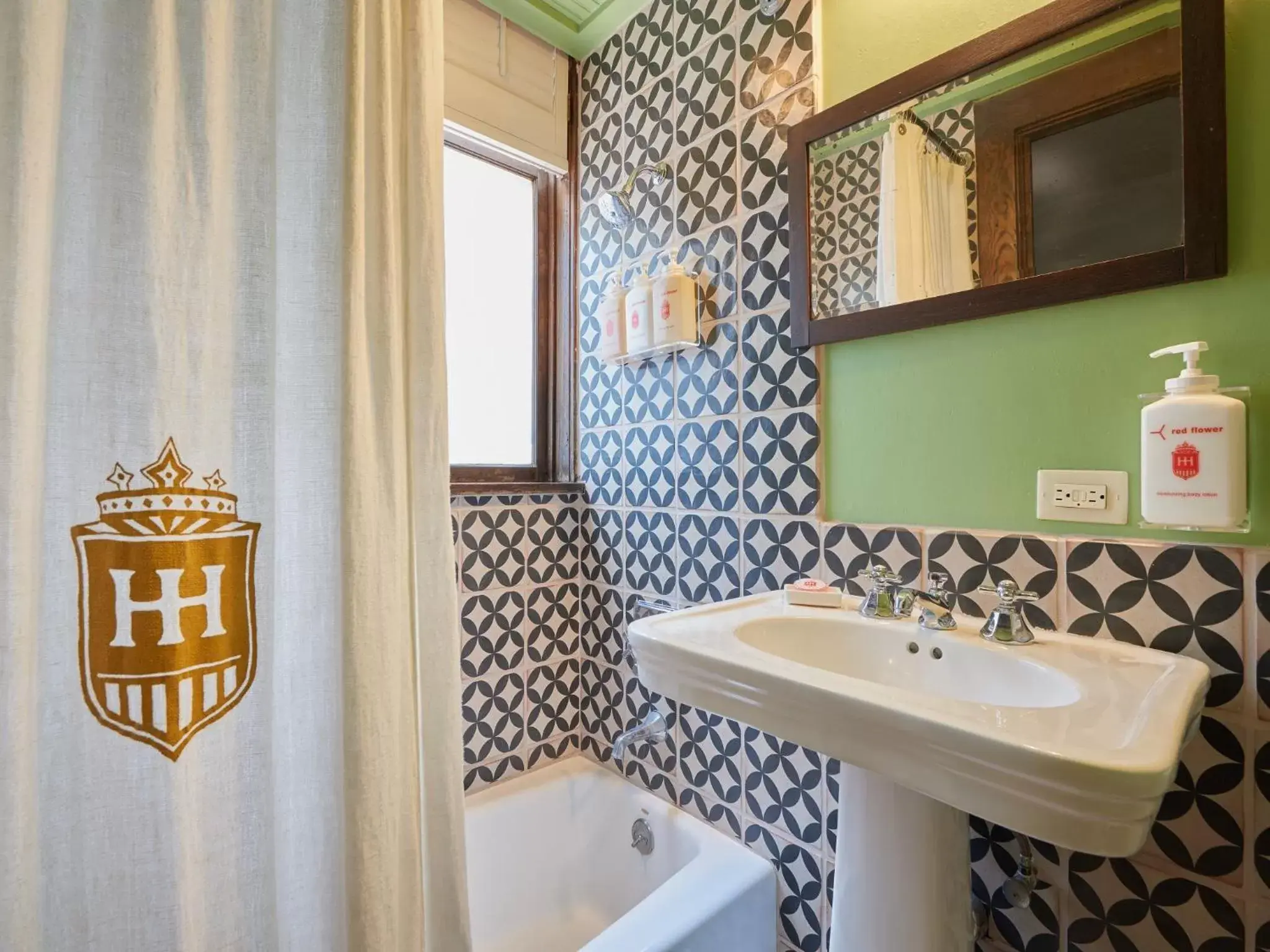 Shower, Bathroom in Hotel Havana